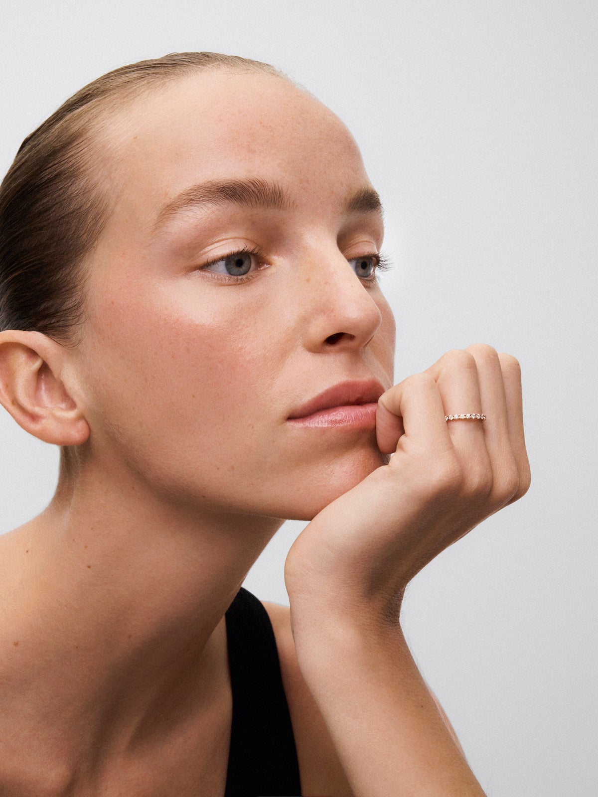 Media alianza de oro rosa de 18K con 13 diamantes en talla brillante con un total de 0,39 cts