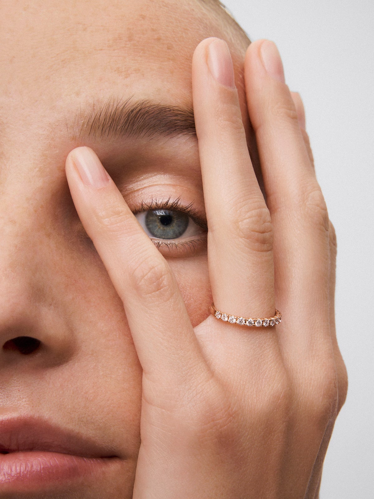 Media alianza de oro rosa de 18K con 13 diamantes en talla brillante con un total de 0,39 cts