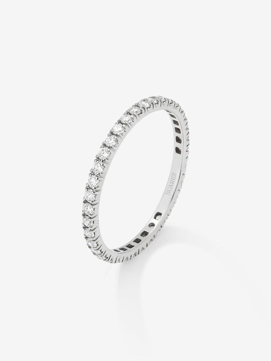 Alianza entera de oro blanco de 18K con 40 diamantes en talla brillante con un total de 0,38 cts