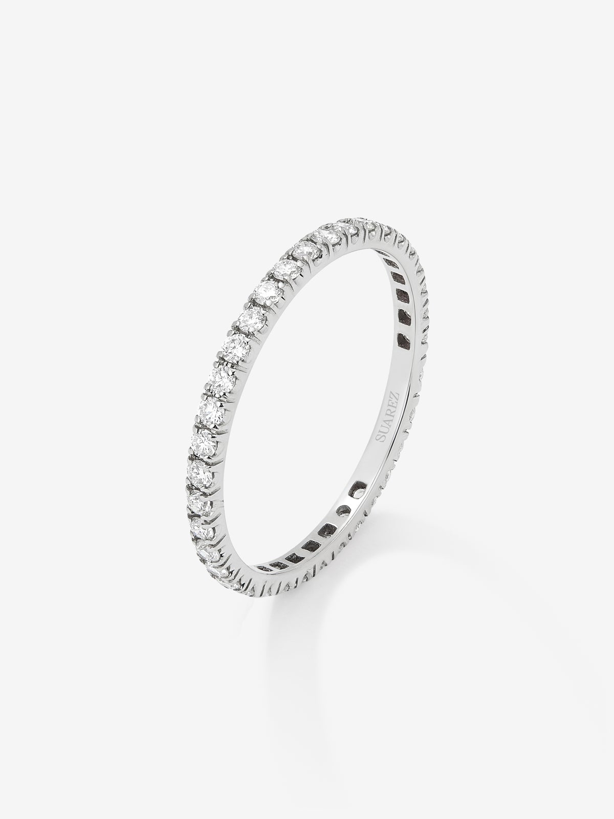 Anillo alianza entera de compromiso de oro blanco de 18K con diamantes en garra