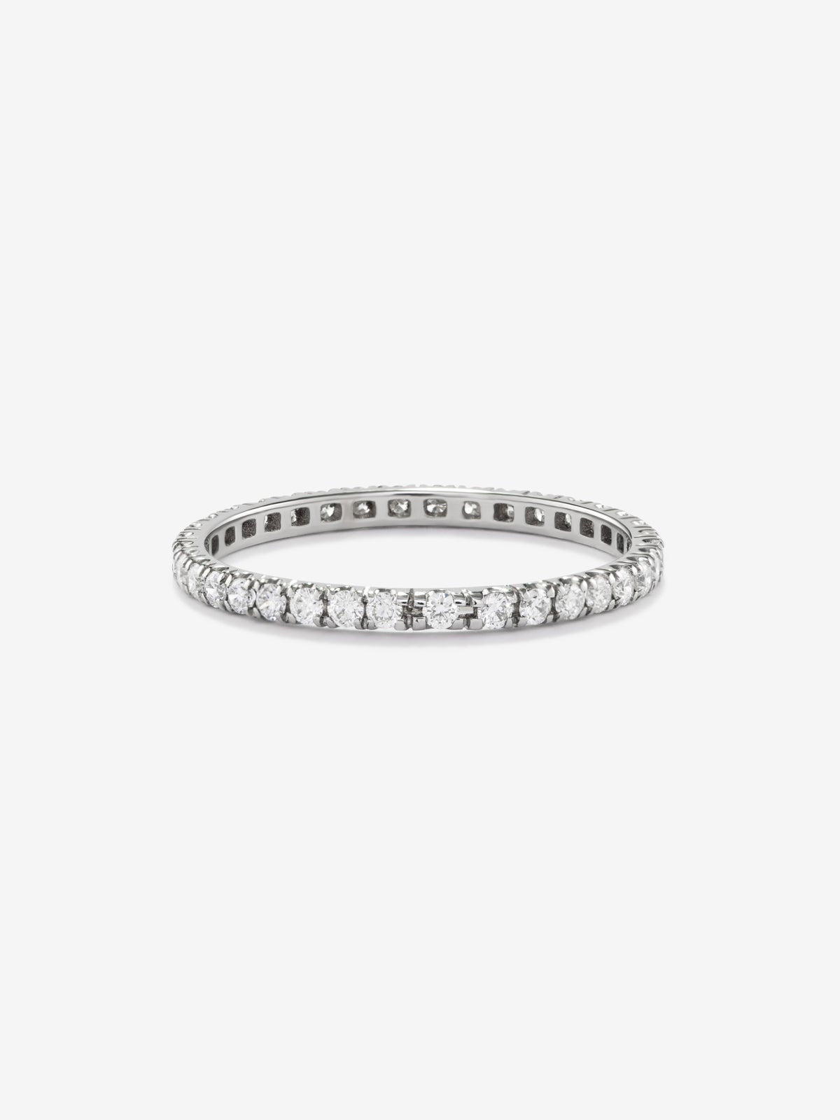 Alianza entera de oro blanco de 18K con 40 diamantes en talla brillante con un total de 0,38 cts