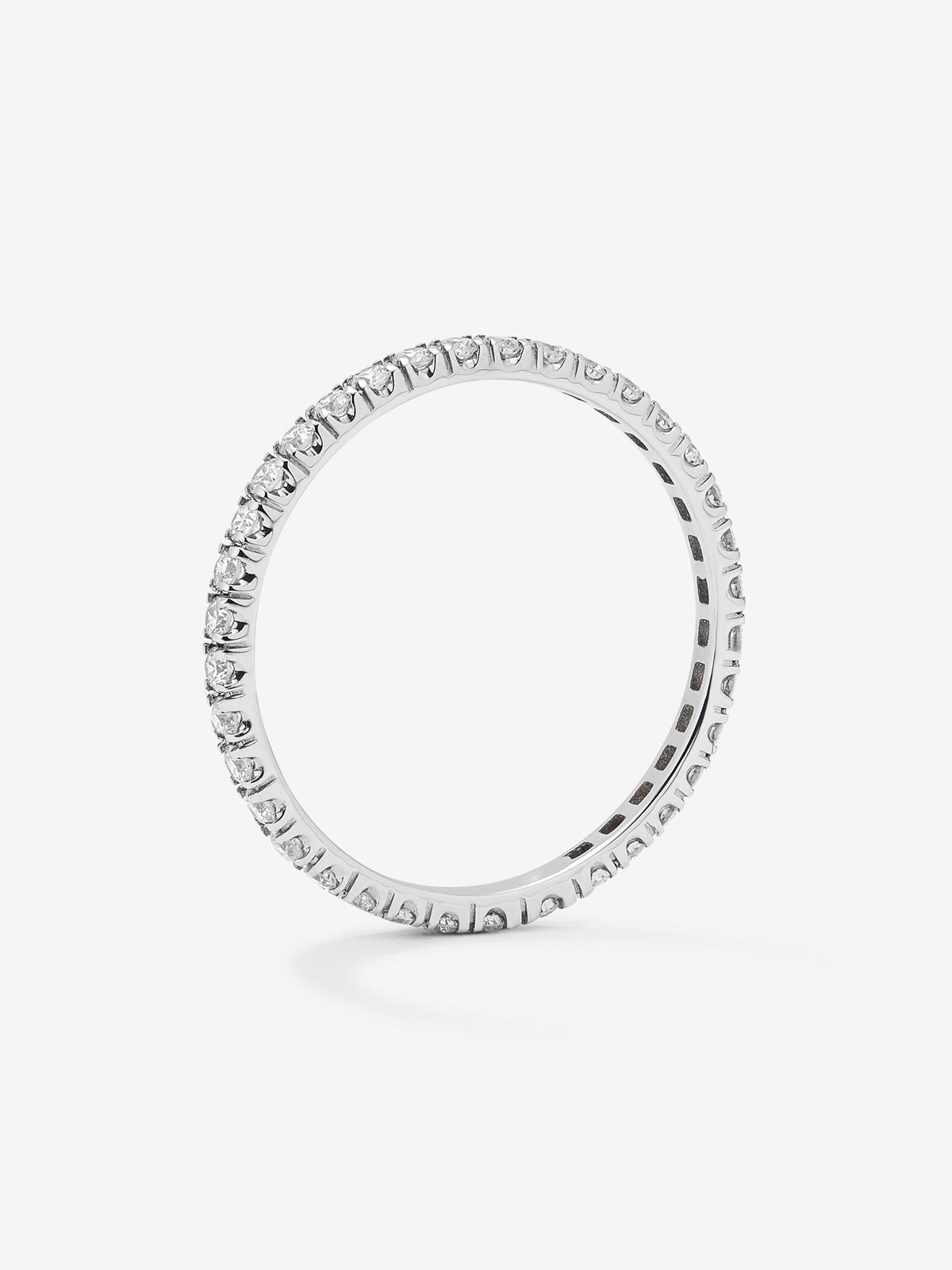Alianza entera de oro blanco de 18K con 40 diamantes en talla brillante con un total de 0,38 cts