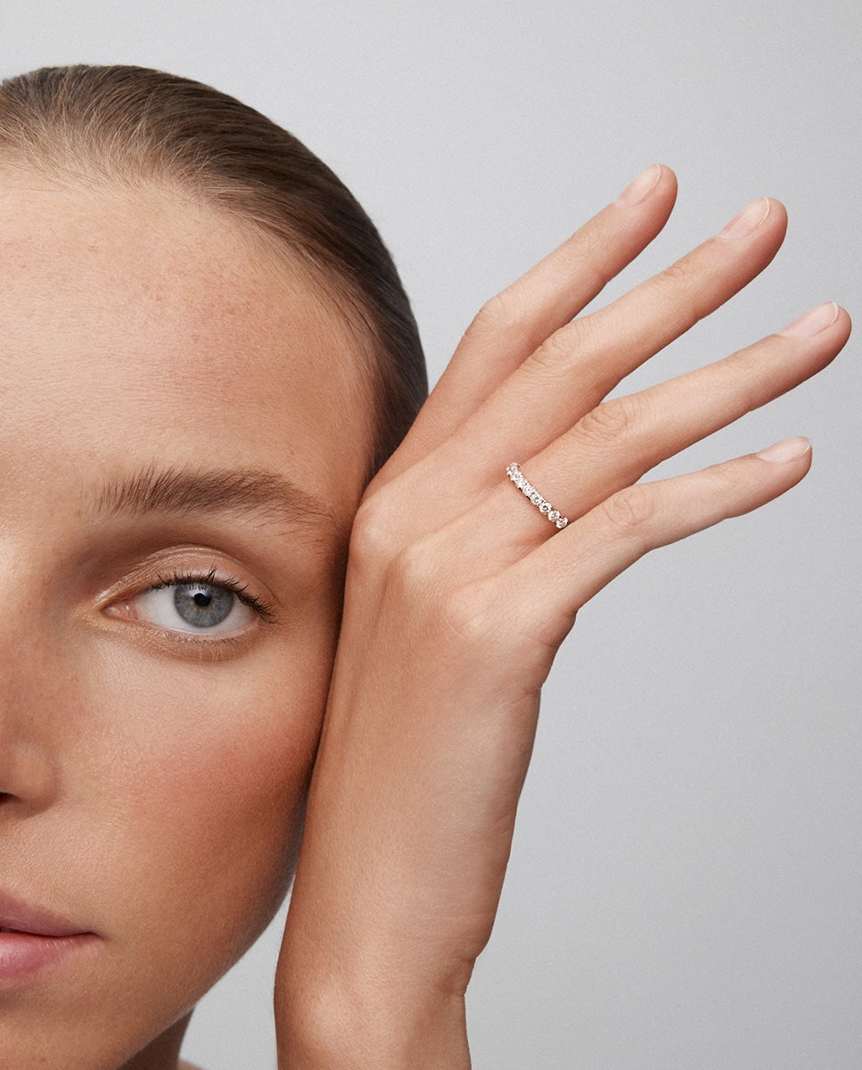Alianza entera de oro blanco de 18K con 24 diamantes en talla brillante con un total de 1,06 cts