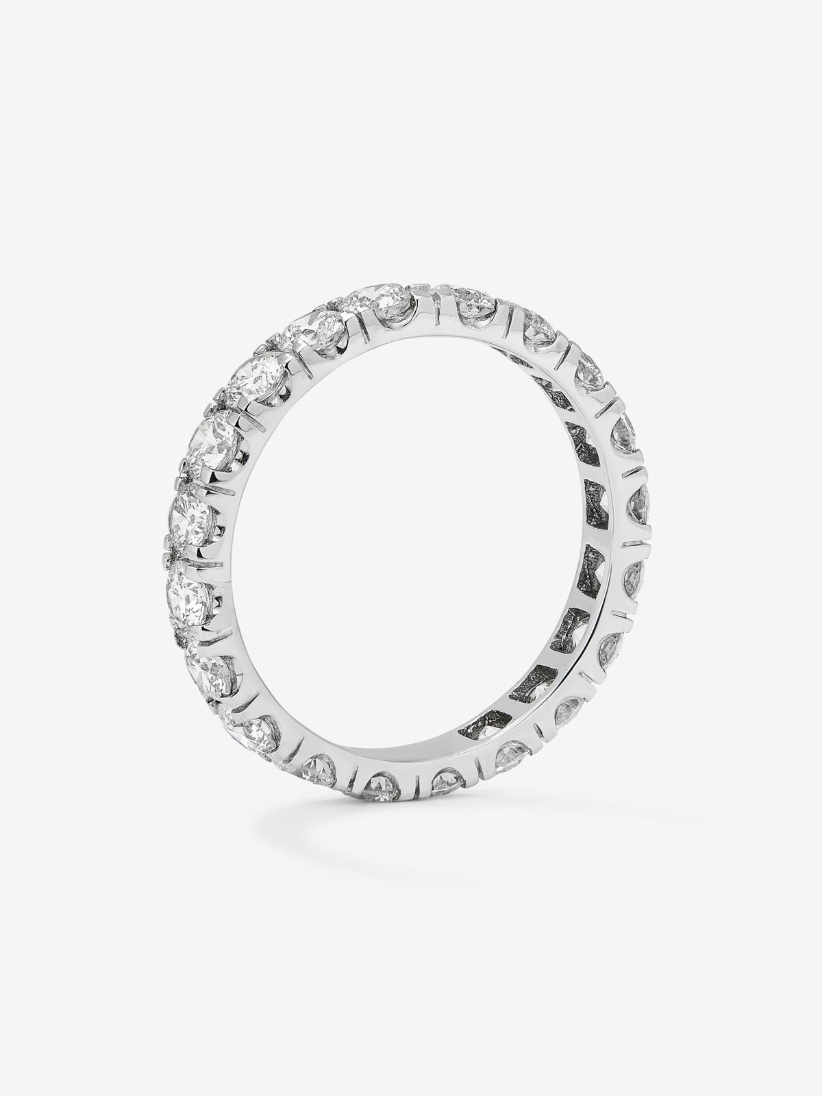Alianza entera de oro blanco de 18K con 20 diamantes en talla brillante con un total de 2 cts