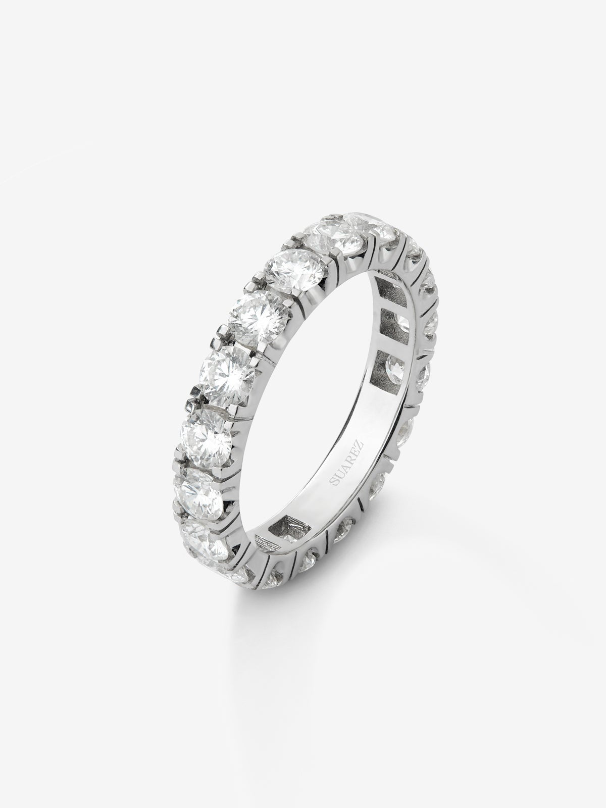 Alianza entera de oro blanco de 18K con 18 diamantes en talla brillante con un total de 2,5 cts
