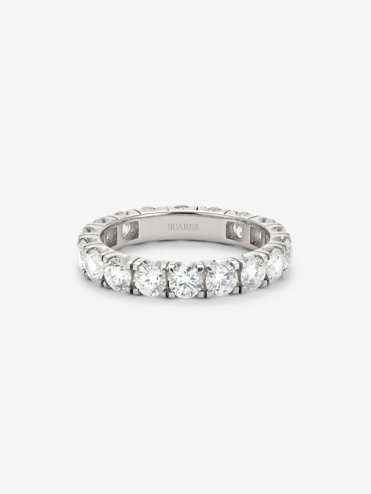 Alianza entera de oro blanco de 18K con 18 diamantes en talla brillante con un total de 2,5 cts