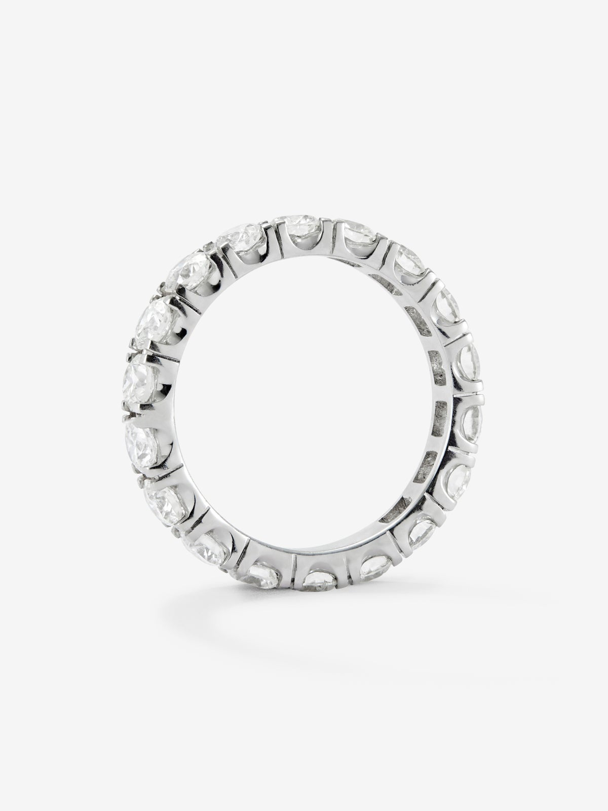 Alianza entera de oro blanco de 18K con 18 diamantes en talla brillante con un total de 2,5 cts