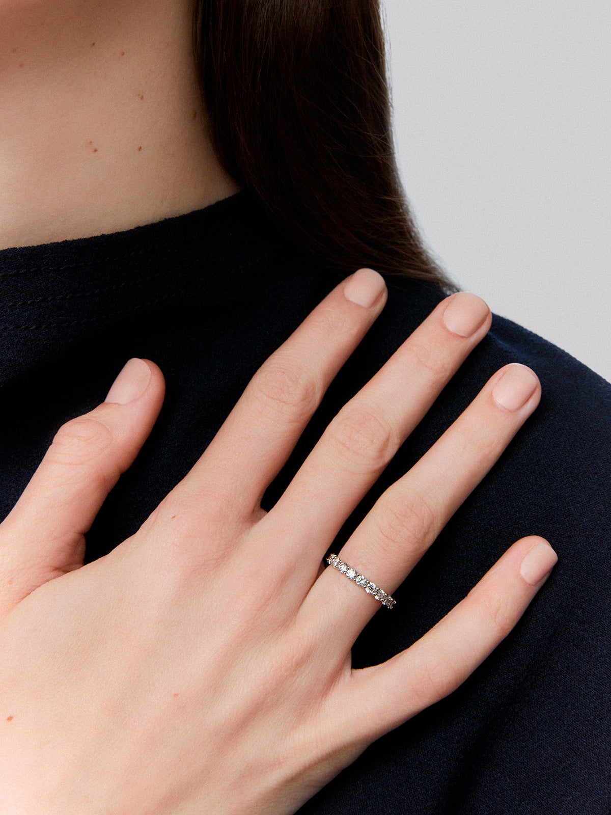 Media alianza de oro blanco de 18K con 10 diamantes en talla brillante con un total de 0,71 cts