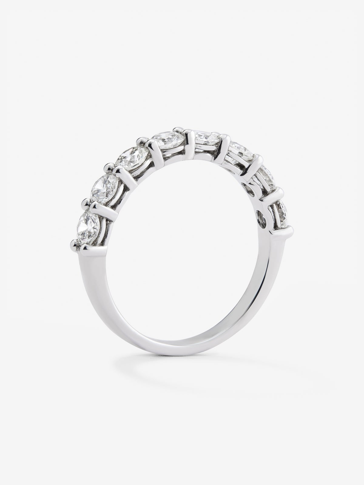 Media alianza de oro blanco de 18K con 10 diamantes en talla brillante con un total de 0,71 cts