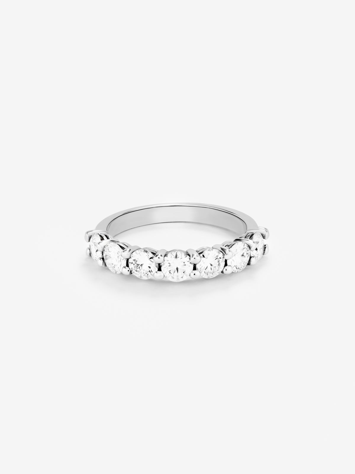 Media alianza de oro blanco de 18K con 9 diamantes en talla brillante con un total de 0,9 cts