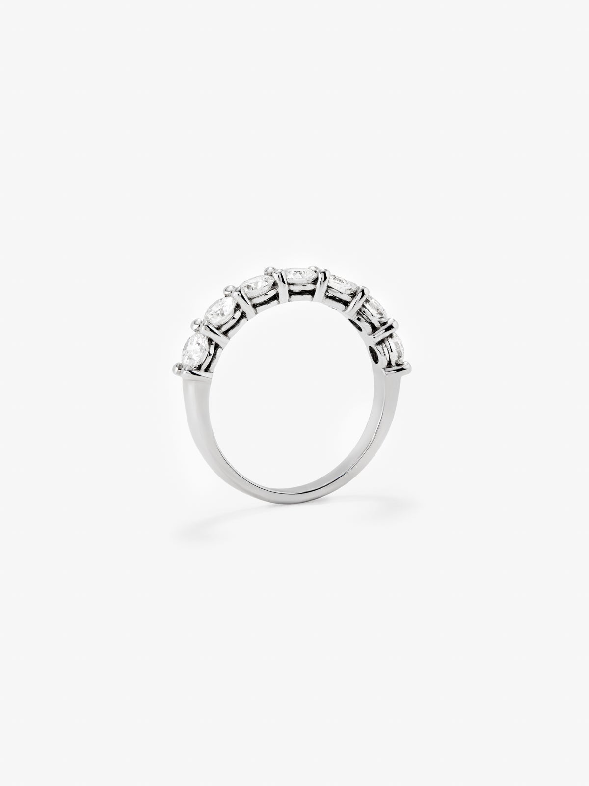 Media alianza de oro blanco de 18K con 9 diamantes en talla brillante con un total de 0,9 cts