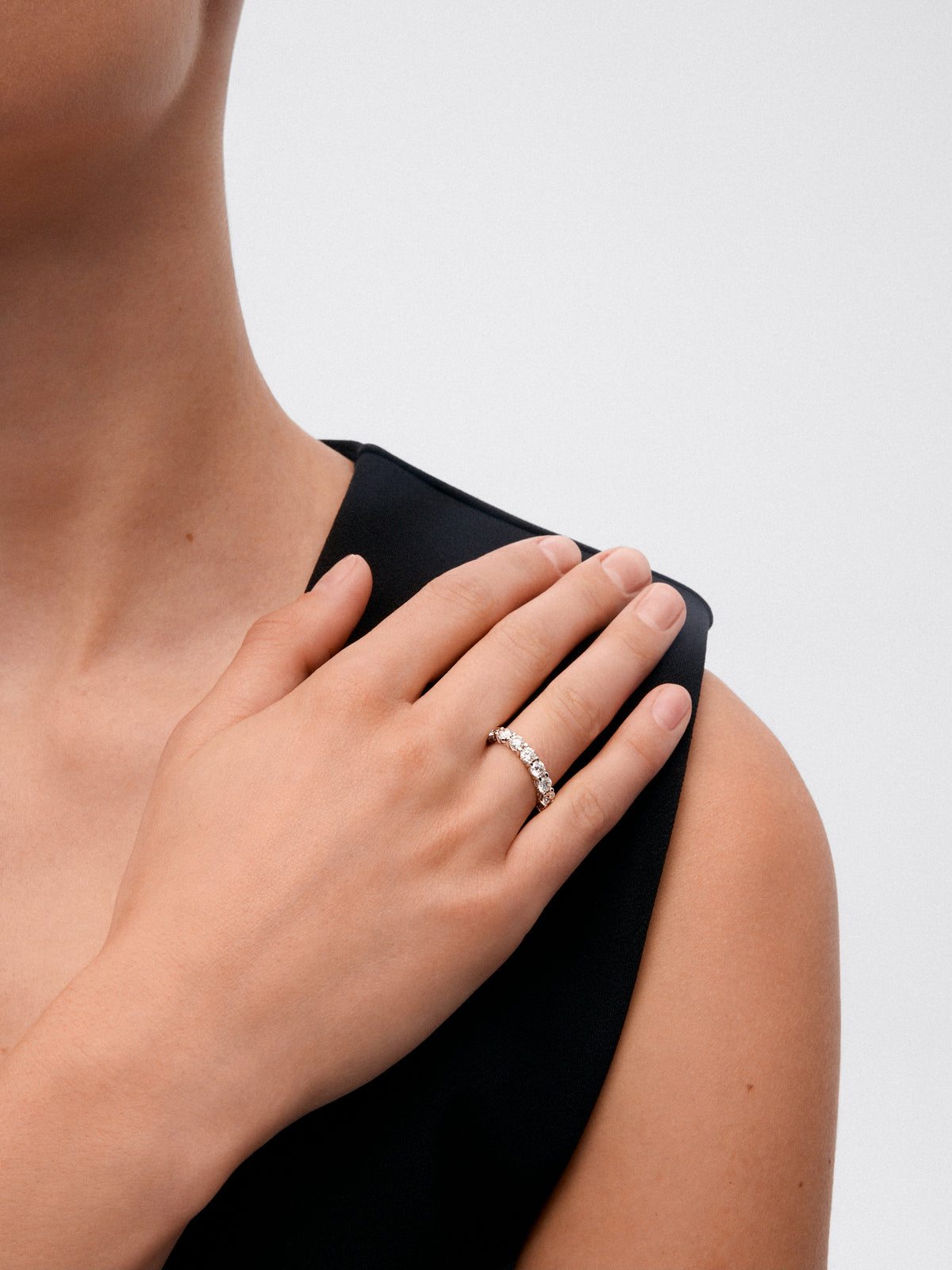 Media alianza de oro blanco de 18K con 8 diamantes en talla brillante con un total de 1,16 cts