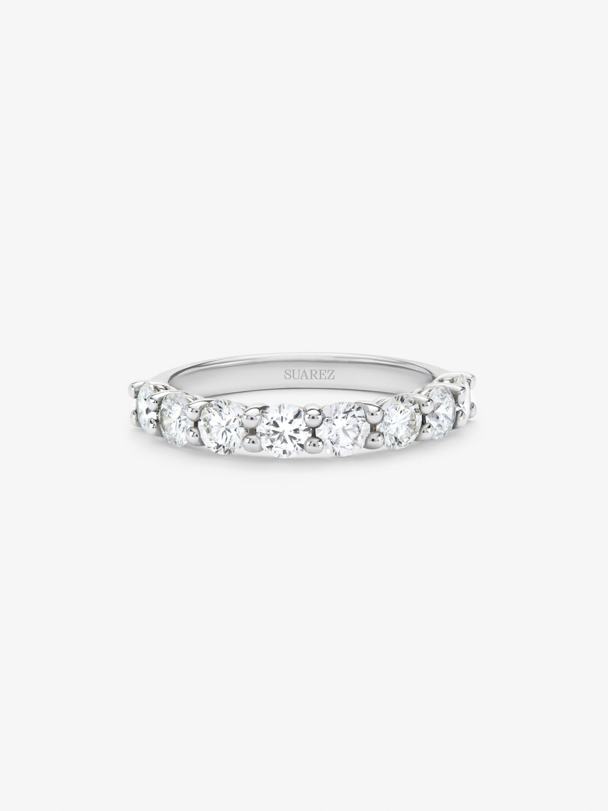 Media alianza de oro blanco de 18K con 8 diamantes en talla brillante con un total de 1,16 cts