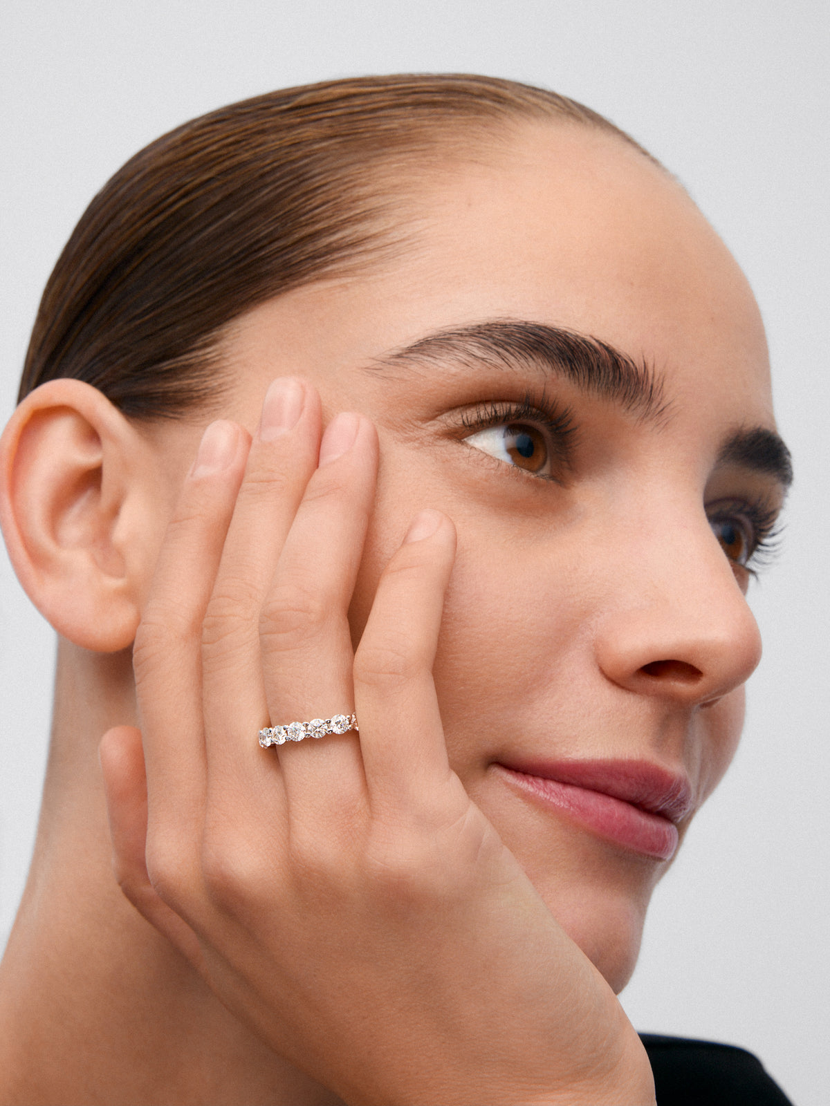Media alianza de oro blanco de 18K con 8 diamantes en talla brillante con un total de 1,16 cts