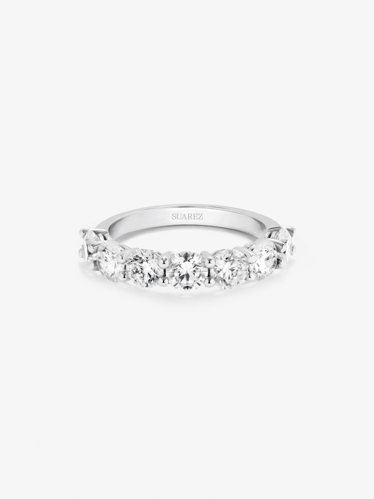 Media alianza de oro blanco de 18K con diamantes en talla brillante con un total de 1,40 cts