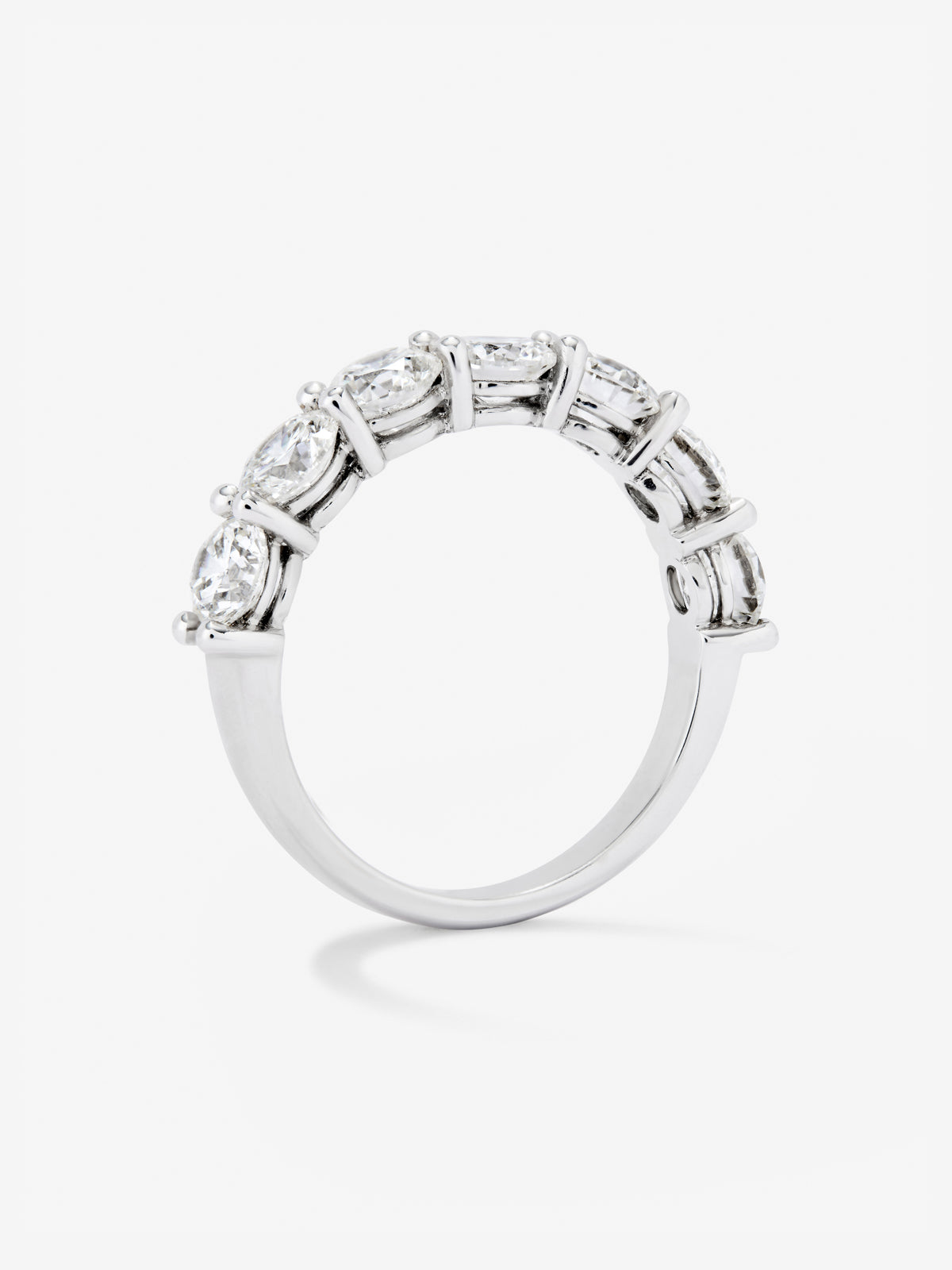 Media alianza de oro blanco de 18K con diamantes en talla brillante con un total de 1,40 cts
