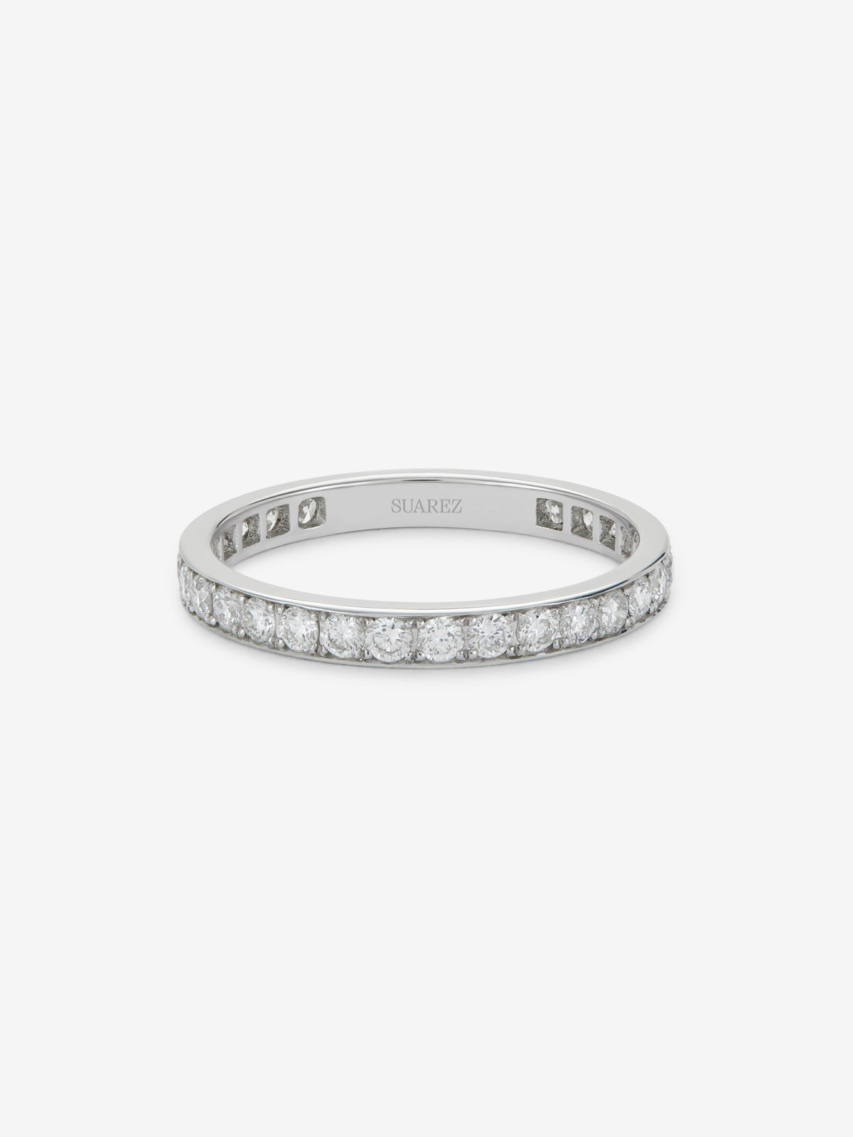 Alianza de oro blanco de 18k con pavé de diamantes en talla brillante con un total de 0,68 cts