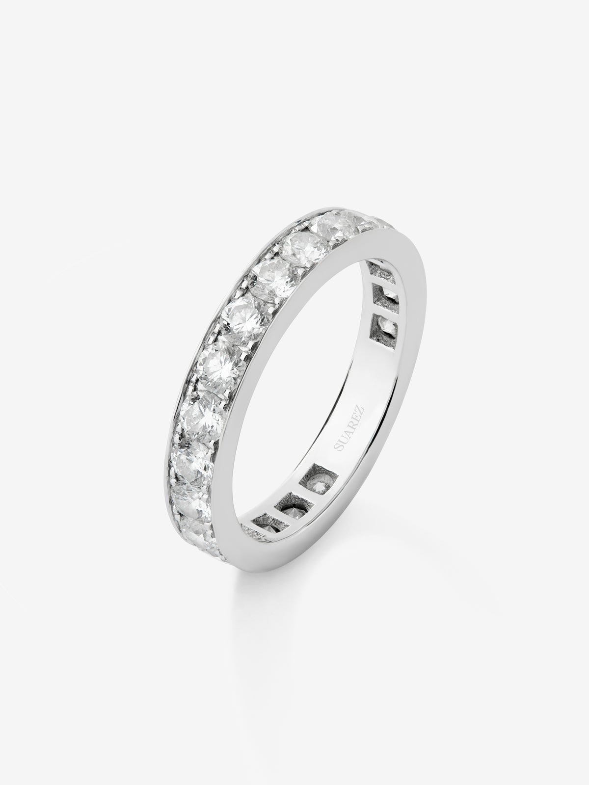Alianza entera de oro blanco de 18K con 21 diamantes en talla brillante con un total de 2,1 cts