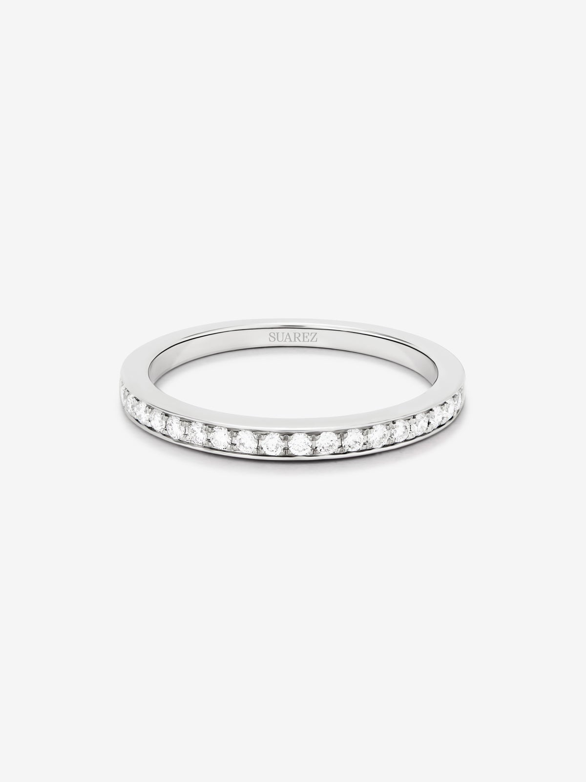Media alianza de oro blanco de 18K con 18 diamantes en talla brillante con un total de 0,17 cts