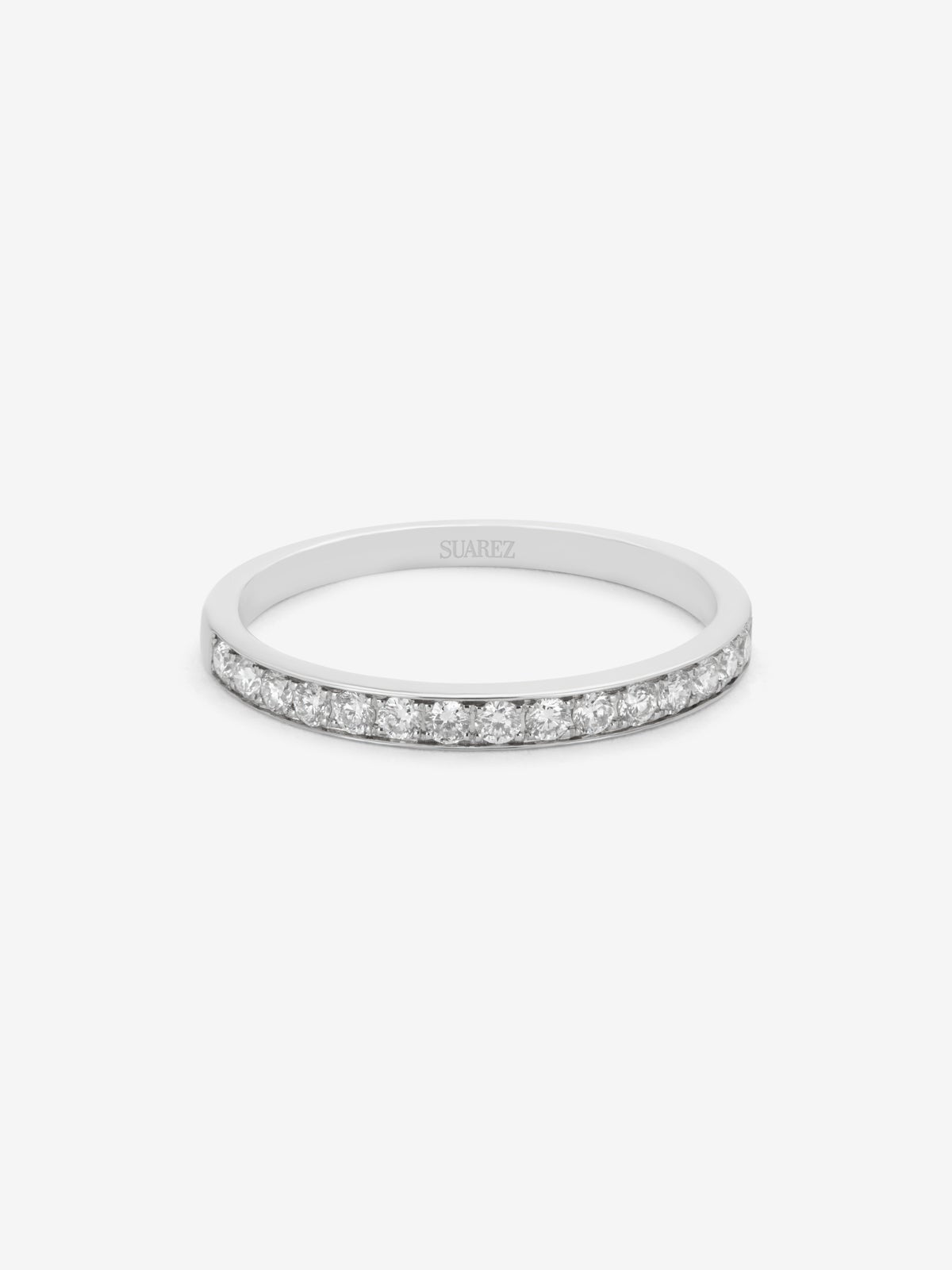 Media alianza de oro blanco de 18K con 16 diamantes en talla brillante con un total de 0,22 cts