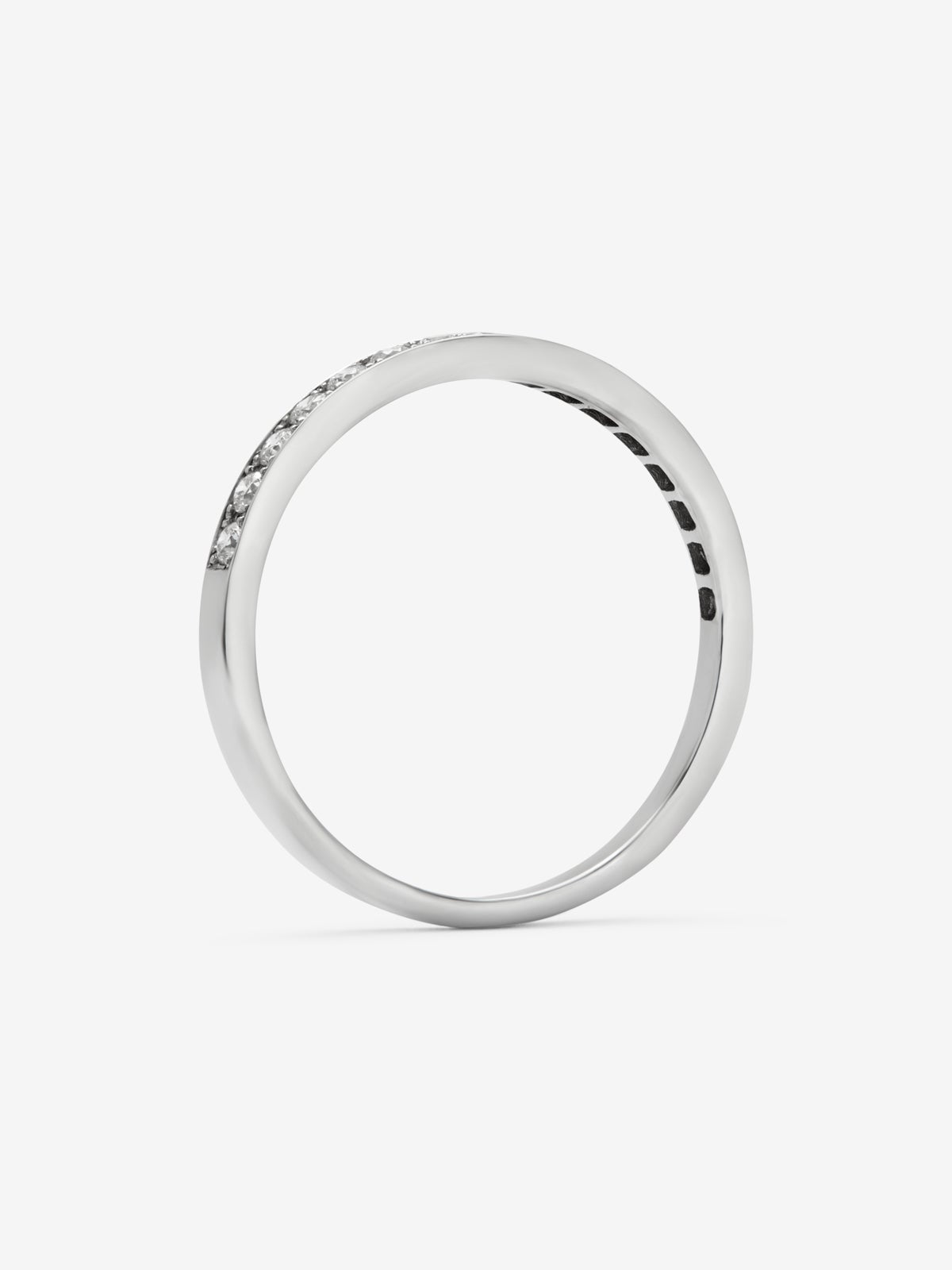 Media alianza de oro blanco de 18K con 16 diamantes en talla brillante con un total de 0,22 cts