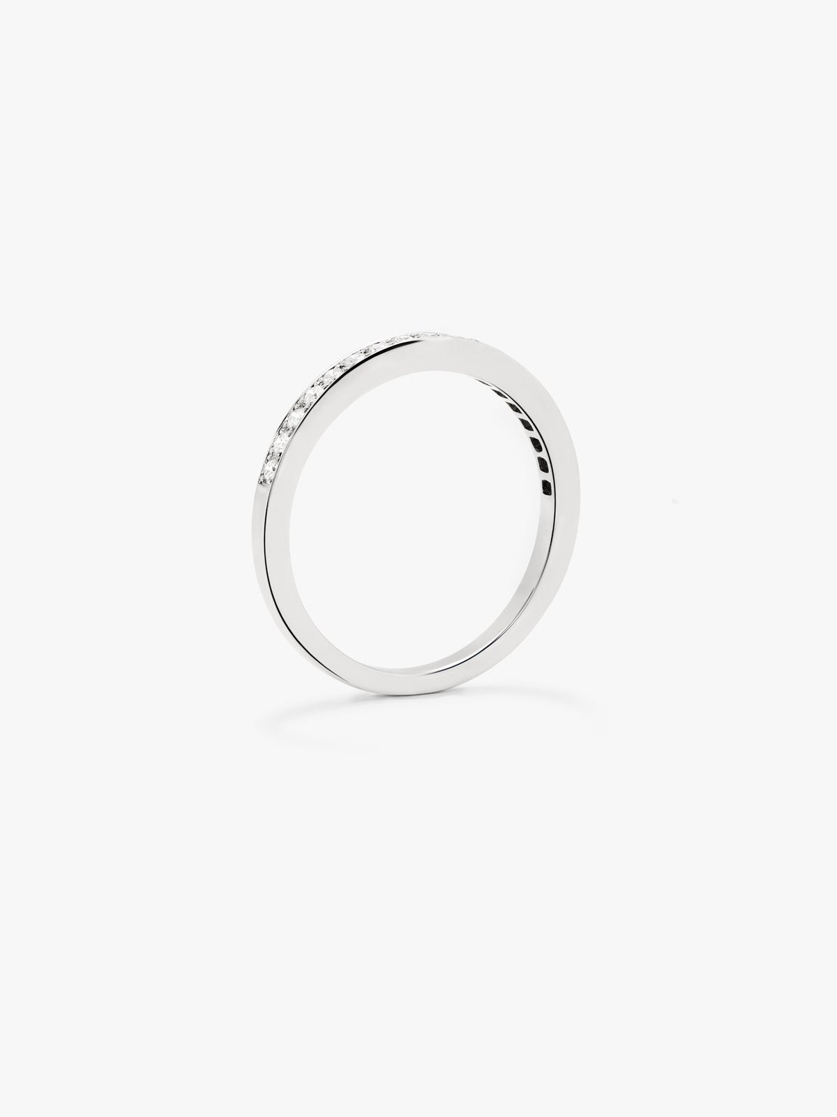 Media alianza de oro blanco de 18K con 10 diamantes en talla brillante con un total de 0,7 cts