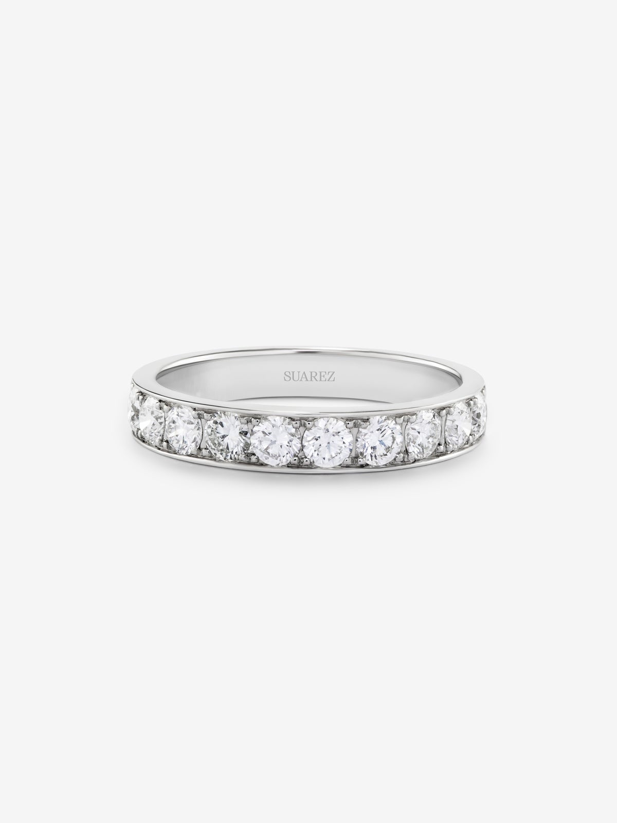 Media alianza de oro blanco de 18K con 10 diamantes en talla brillante con un total de 0,83 cts