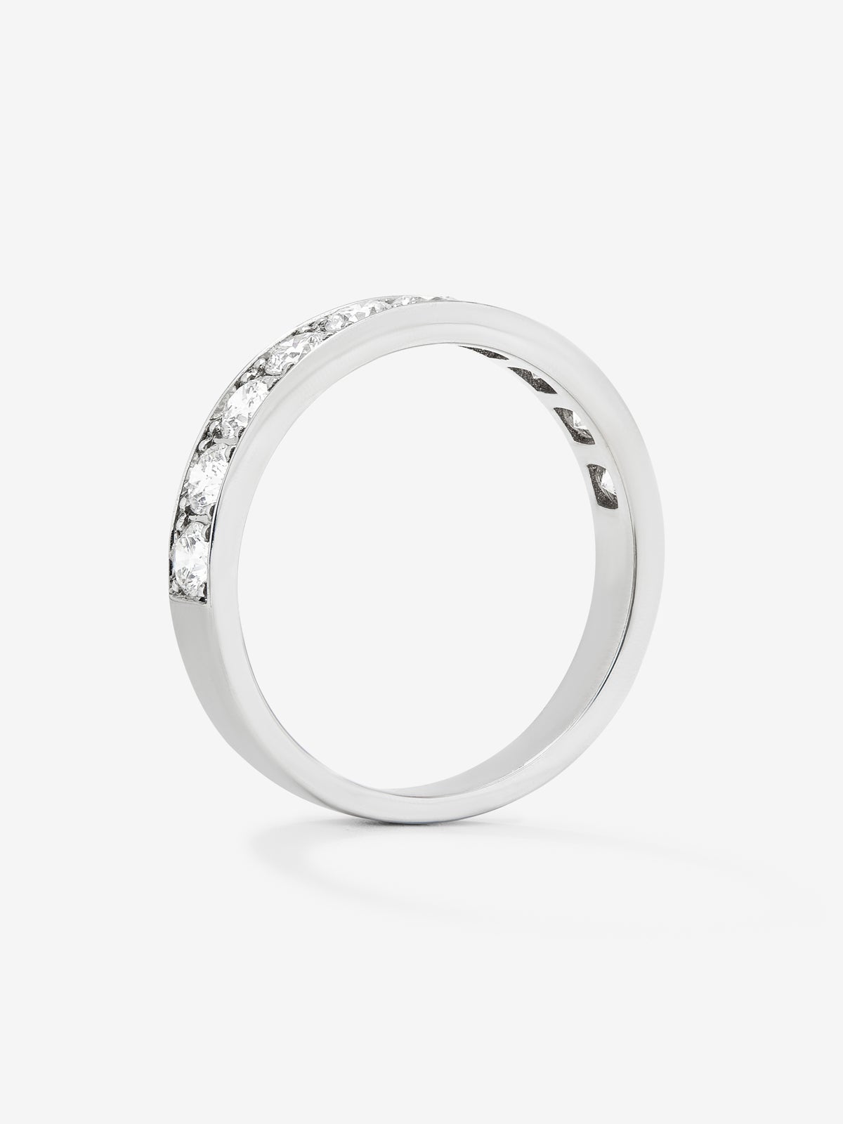 Media alianza de oro blanco de 18K con 10 diamantes en talla brillante con un total de 0,83 cts