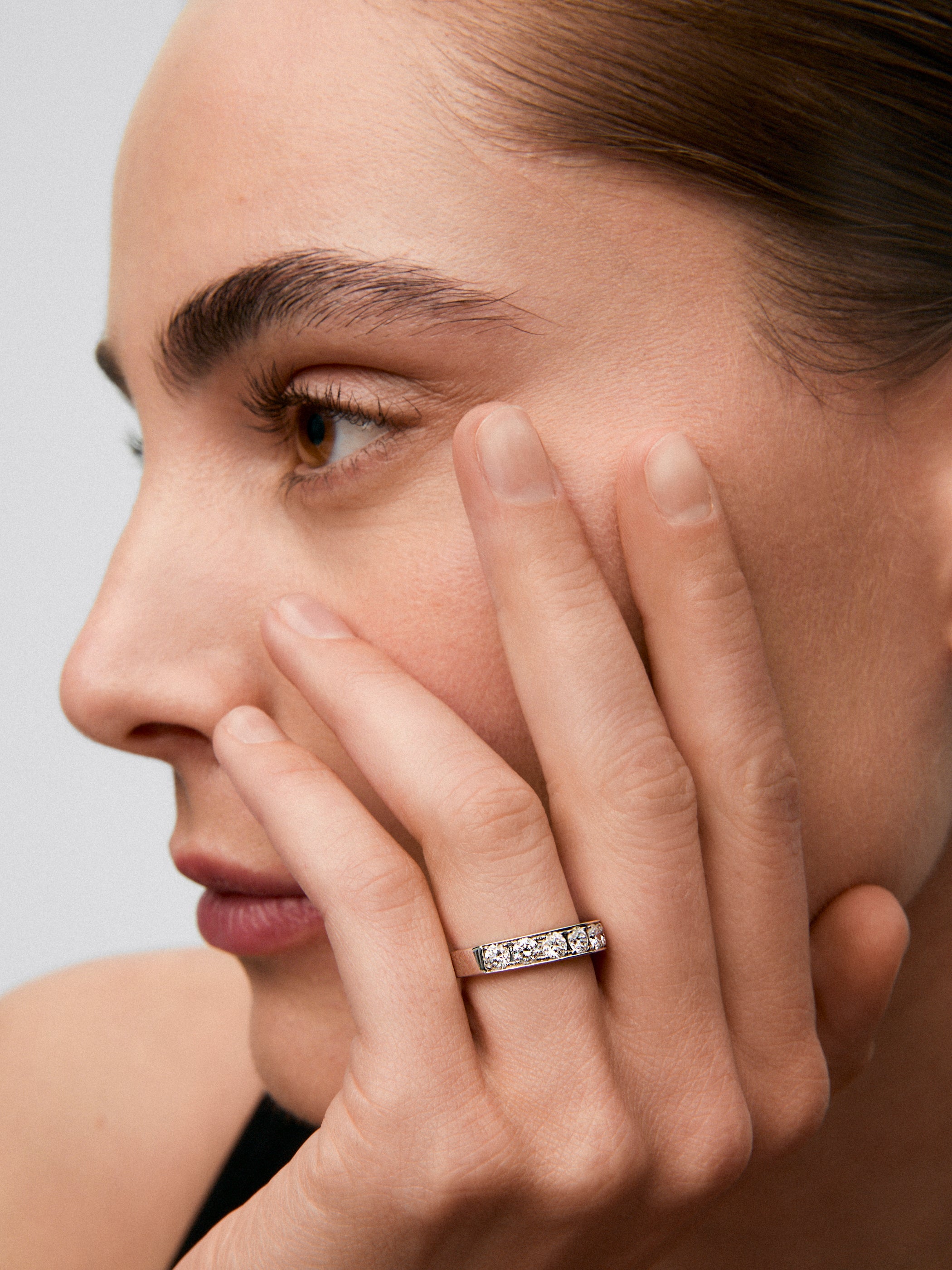 Media alianza de oro blanco de 18K con 8 diamantes en talla brillante con un total de 1,14 cts