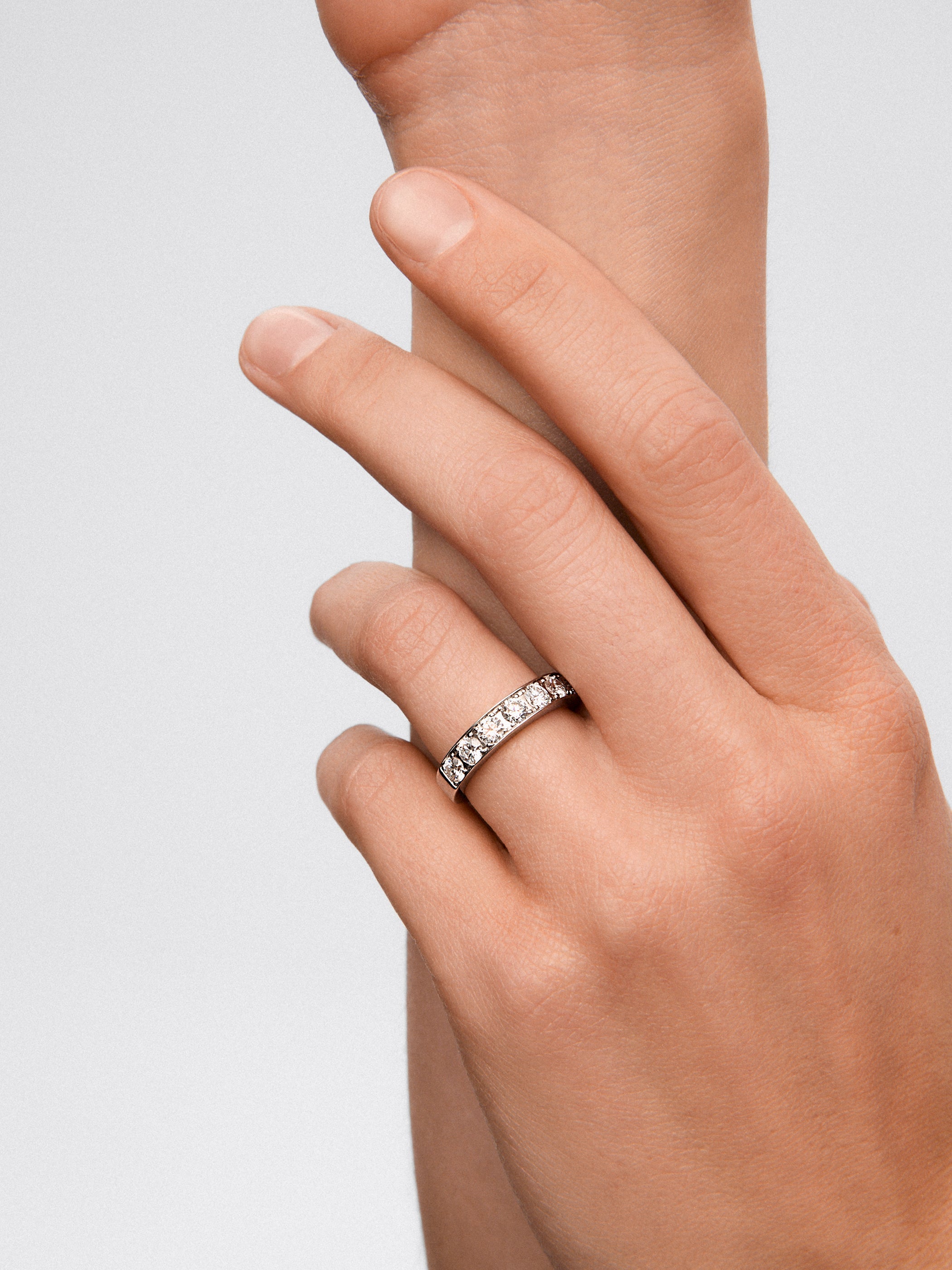 Media alianza de oro blanco de 18K con 8 diamantes en talla brillante con un total de 1,14 cts