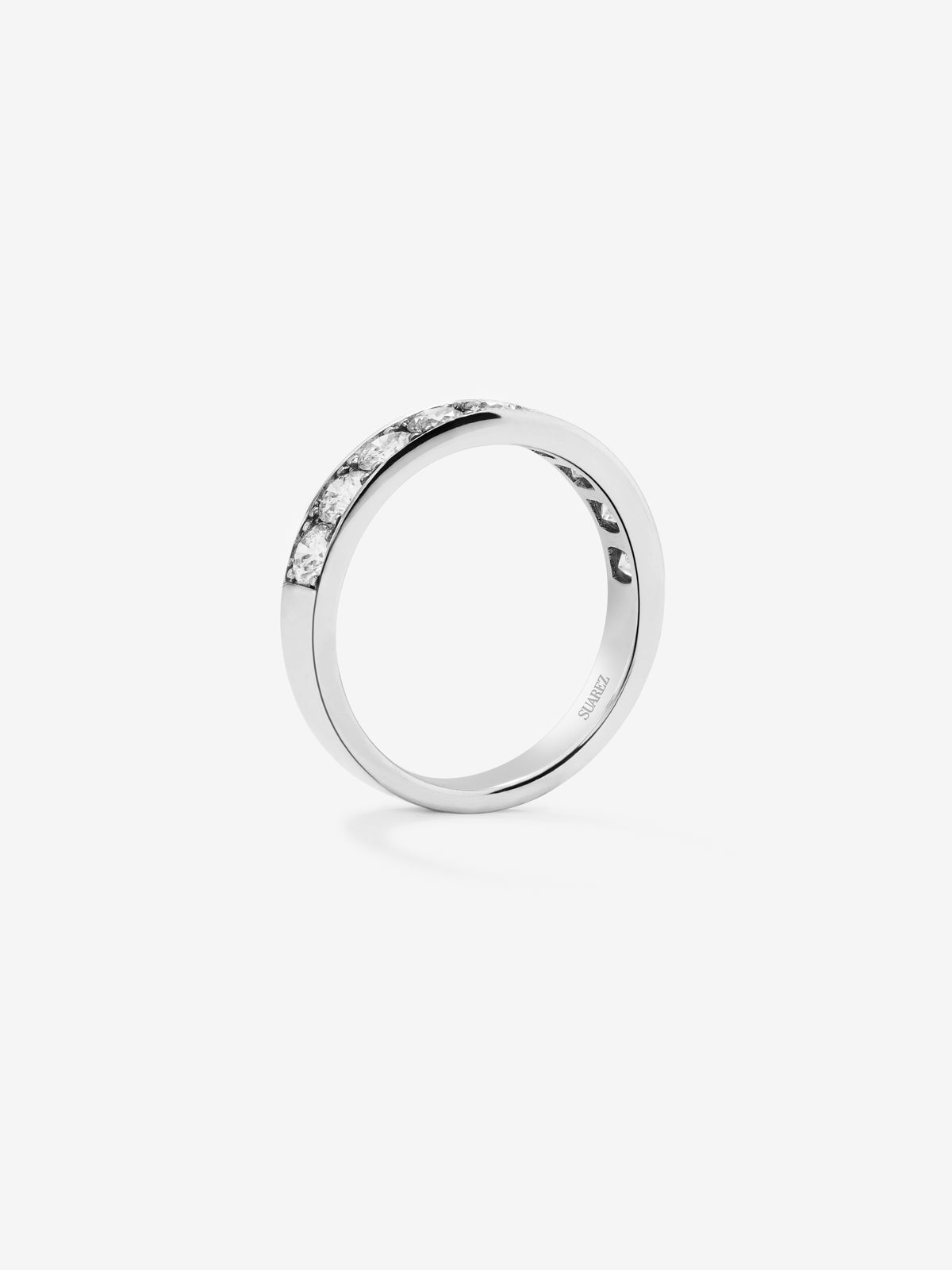 Media alianza de oro blanco de 18K con 8 diamantes en talla brillante con un total de 1,14 cts