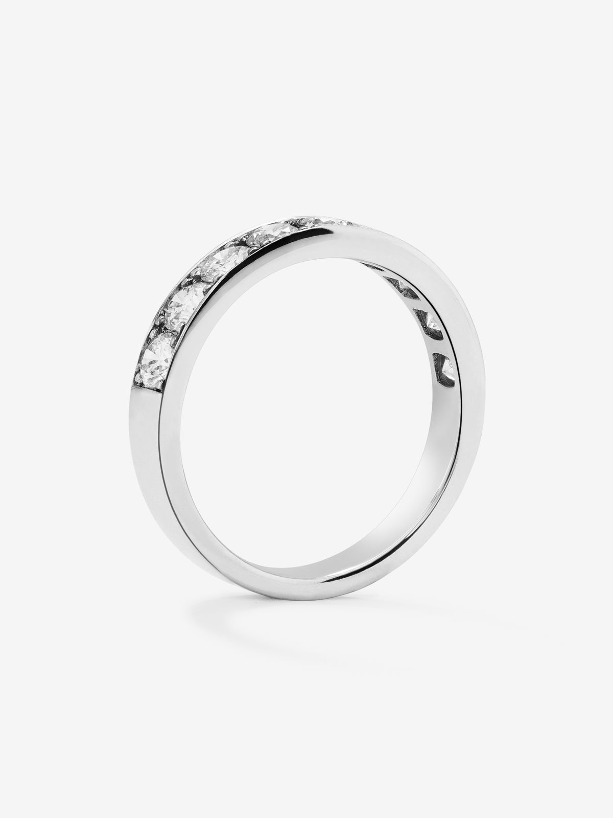 Media alianza de oro blanco de 18K con 8 diamantes en talla brillante con un total de 1,14 cts