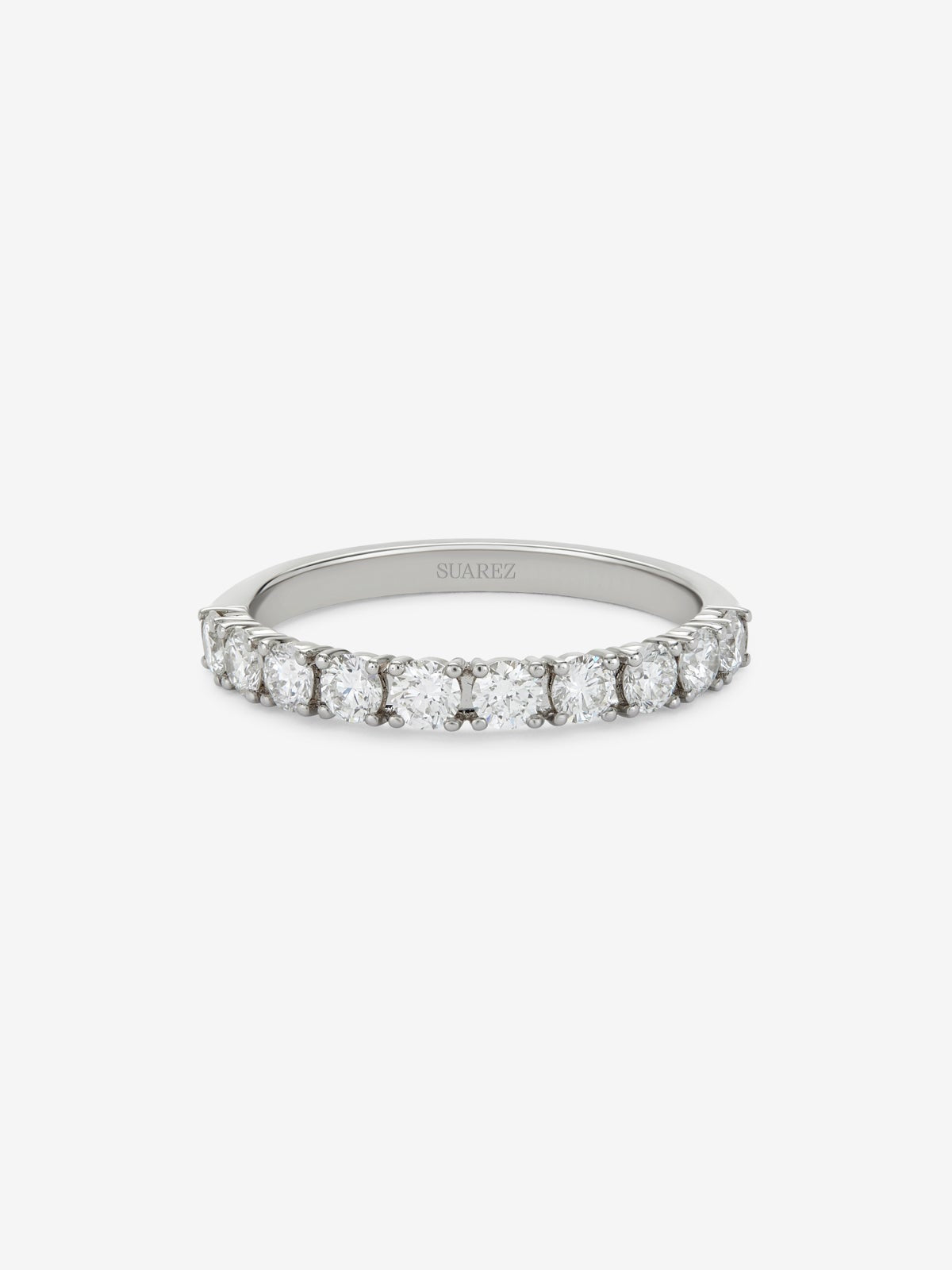 Media alianza de oro blanco de 18K con 10 diamantes en talla brillante con un total de 0,74 cts