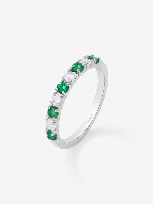 Media alianza de oro blanco de 18K con 5 esmeraldas en talla brillante con un total de 0,253 cts y 4 diamantes en talla brillante con un total de 0,23 cts