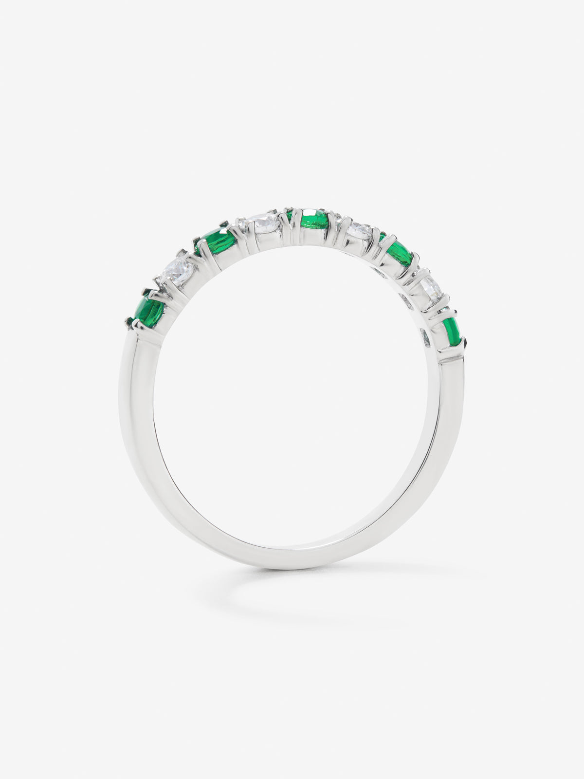 Half ring in 18K white gold with 5 brilliant-cut emeralds with a total of 0.28 cts and 4 brilliant-cut diamonds with a total of 0.23 cts