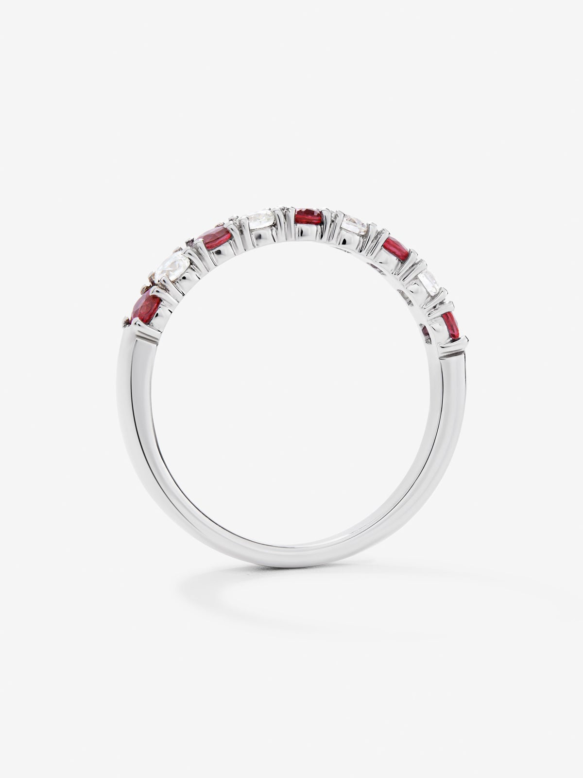 Media alianza de oro blanco de 18K con 5 rubíes en talla brillante con un total de 0,44 cts y 4 diamantes en talla brillante con un total de 0,26 cts