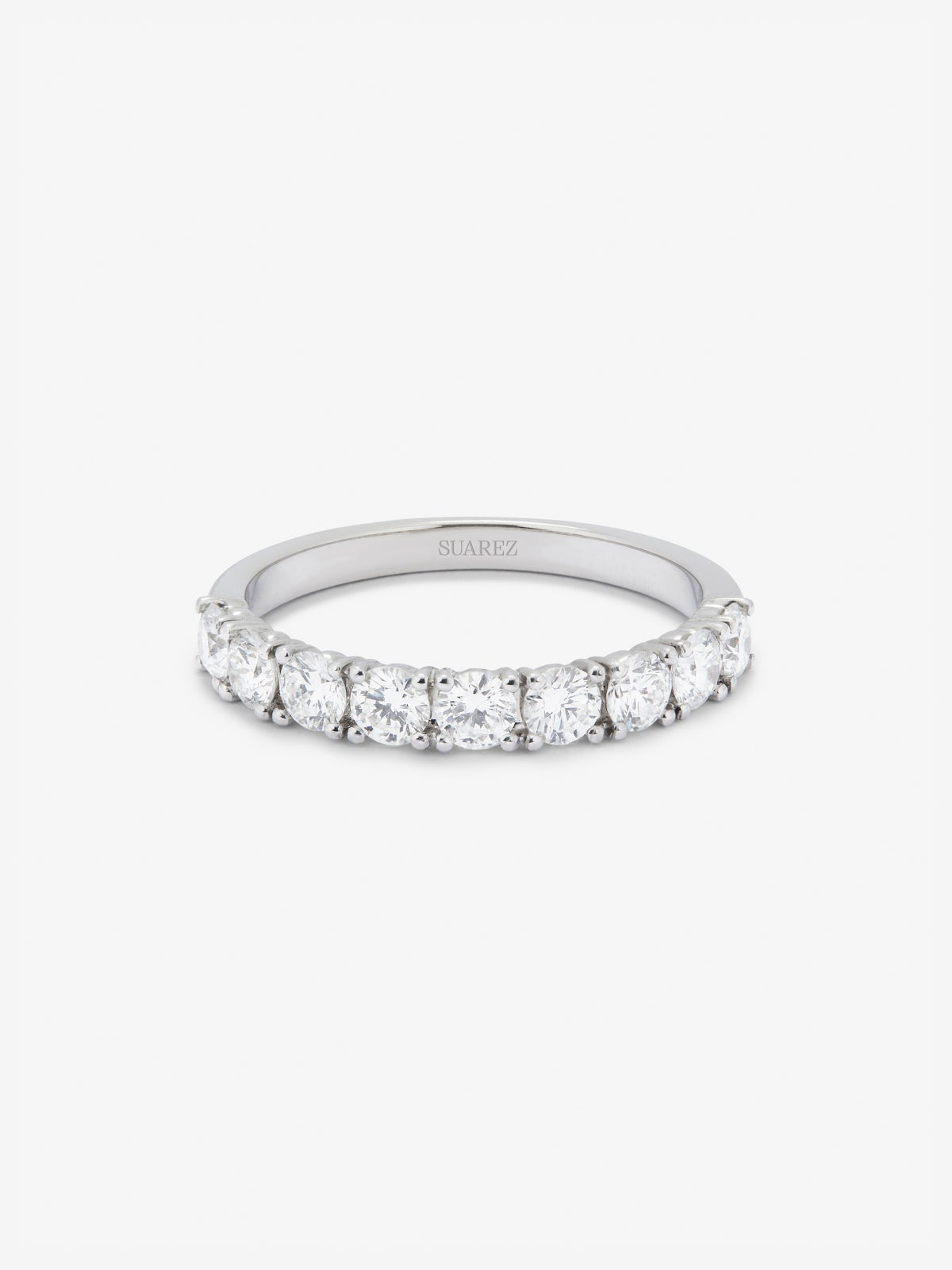 Media alianza de oro blanco de 18K con 9 diamantes en talla brillante con un total de 0,91 cts