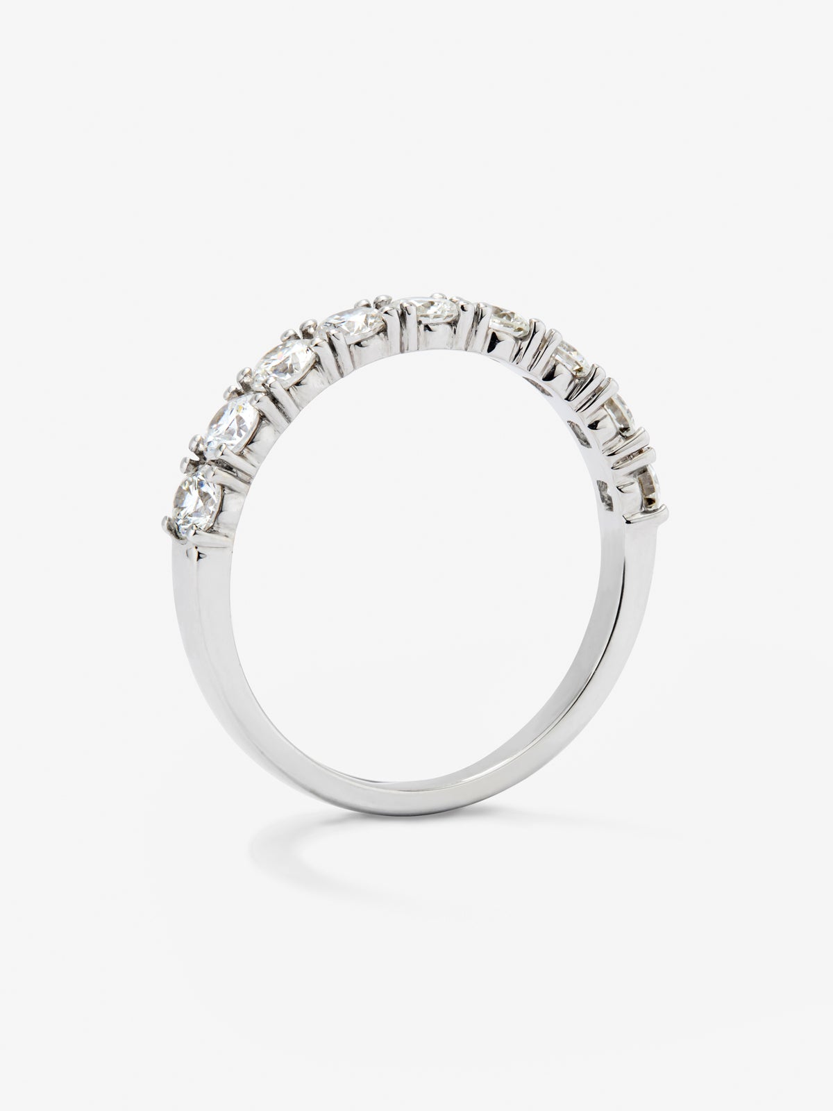Media alianza de oro blanco de 18K con 9 diamantes en talla brillante con un total de 0,91 cts