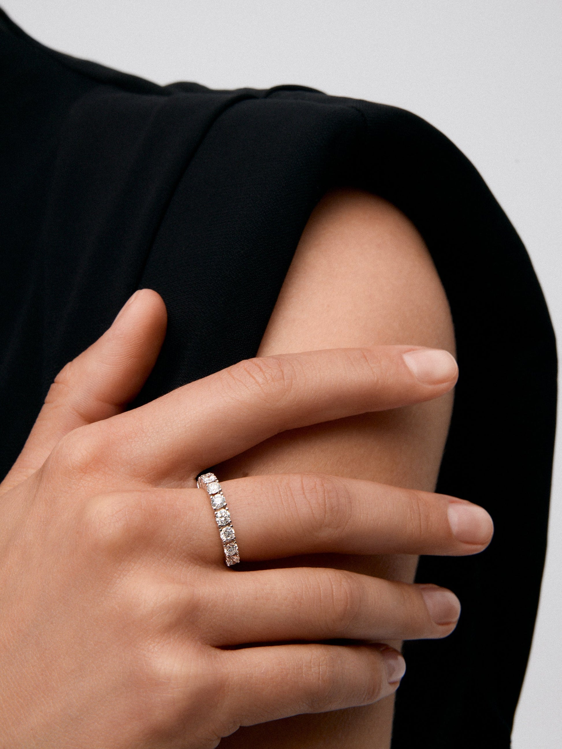 Media alianza de oro blanco de 18K con 9 diamantes en talla brillante con un total de 1,22 cts