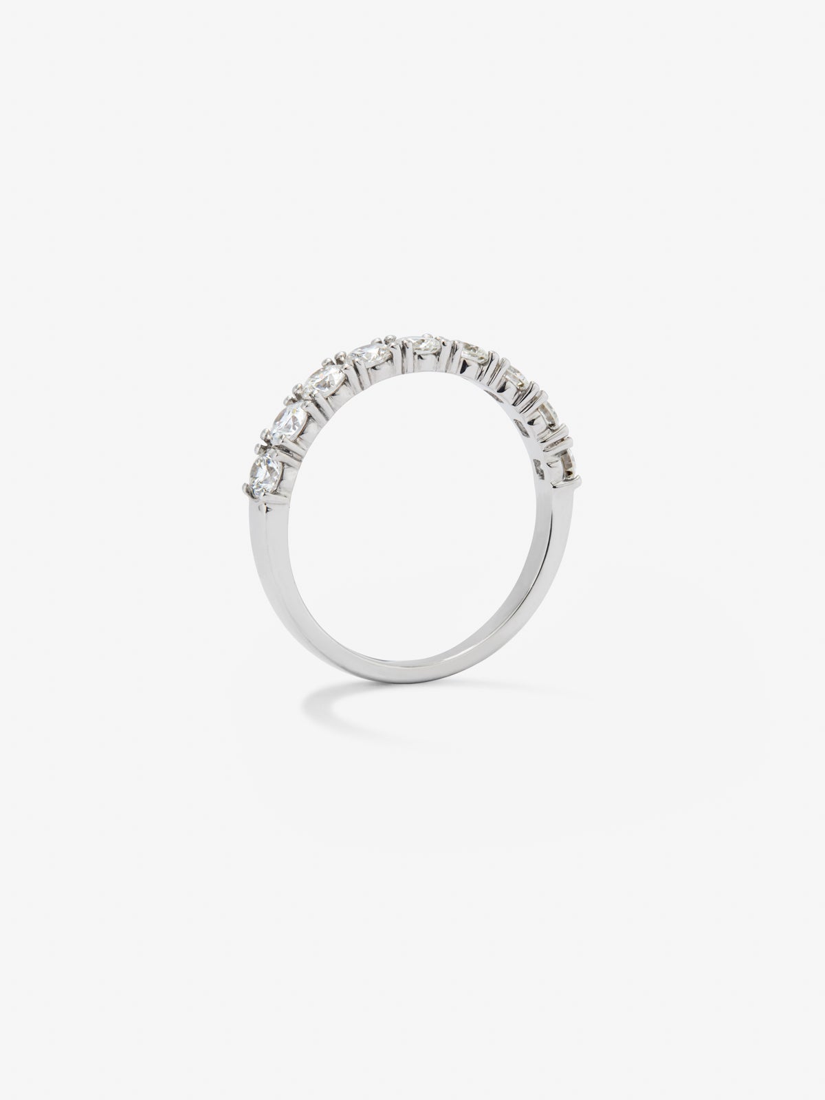 Media alianza de oro blanco de 18K con 9 diamantes en talla brillante con un total de 1,22 cts