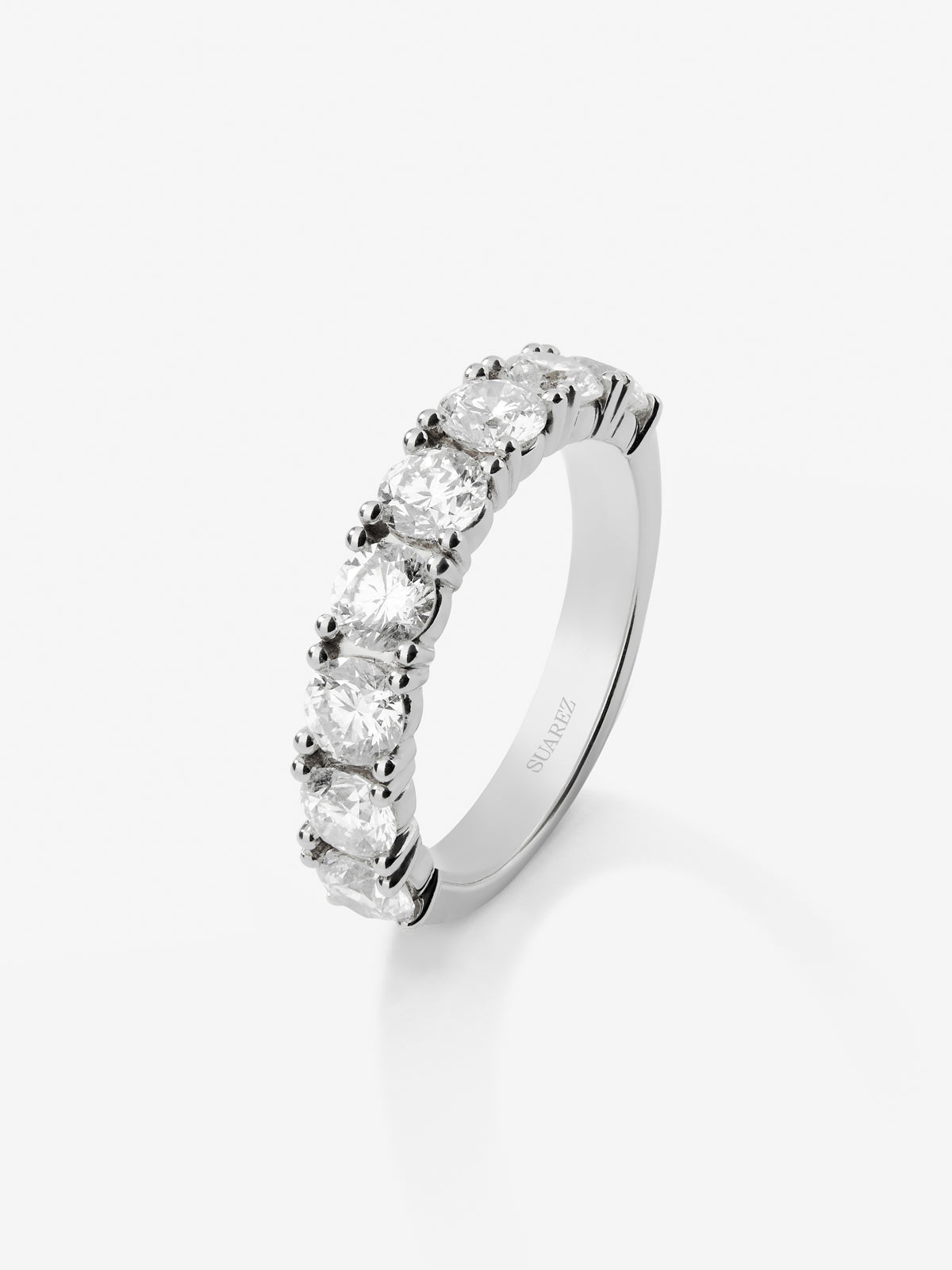 Media alianza de oro blanco de 18K con 8 diamantes en talla brillante con un total de 1,6 cts