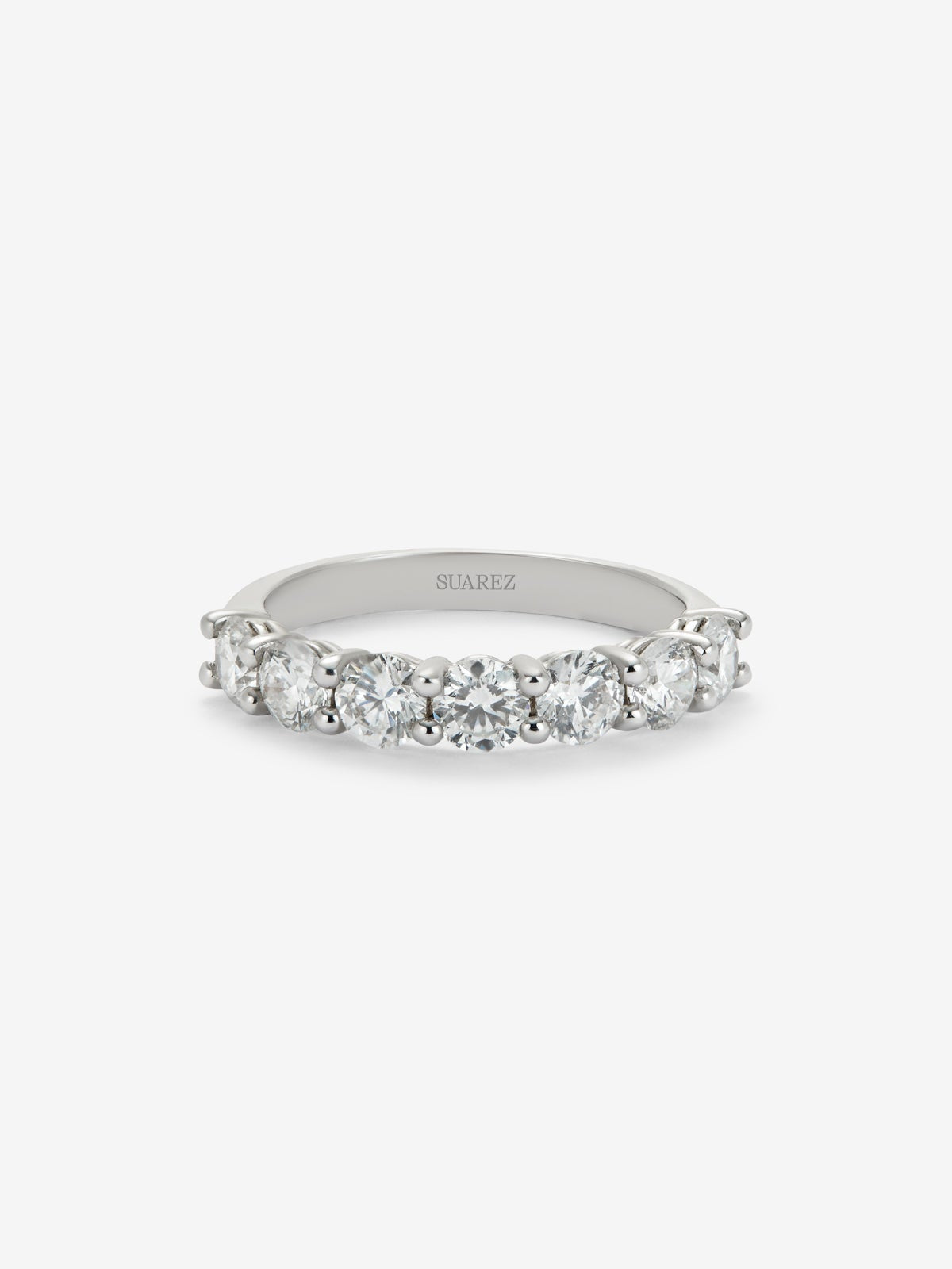 Media alianza de oro blanco de 18K con 8 diamantes en talla brillante con un total de 1,6 cts