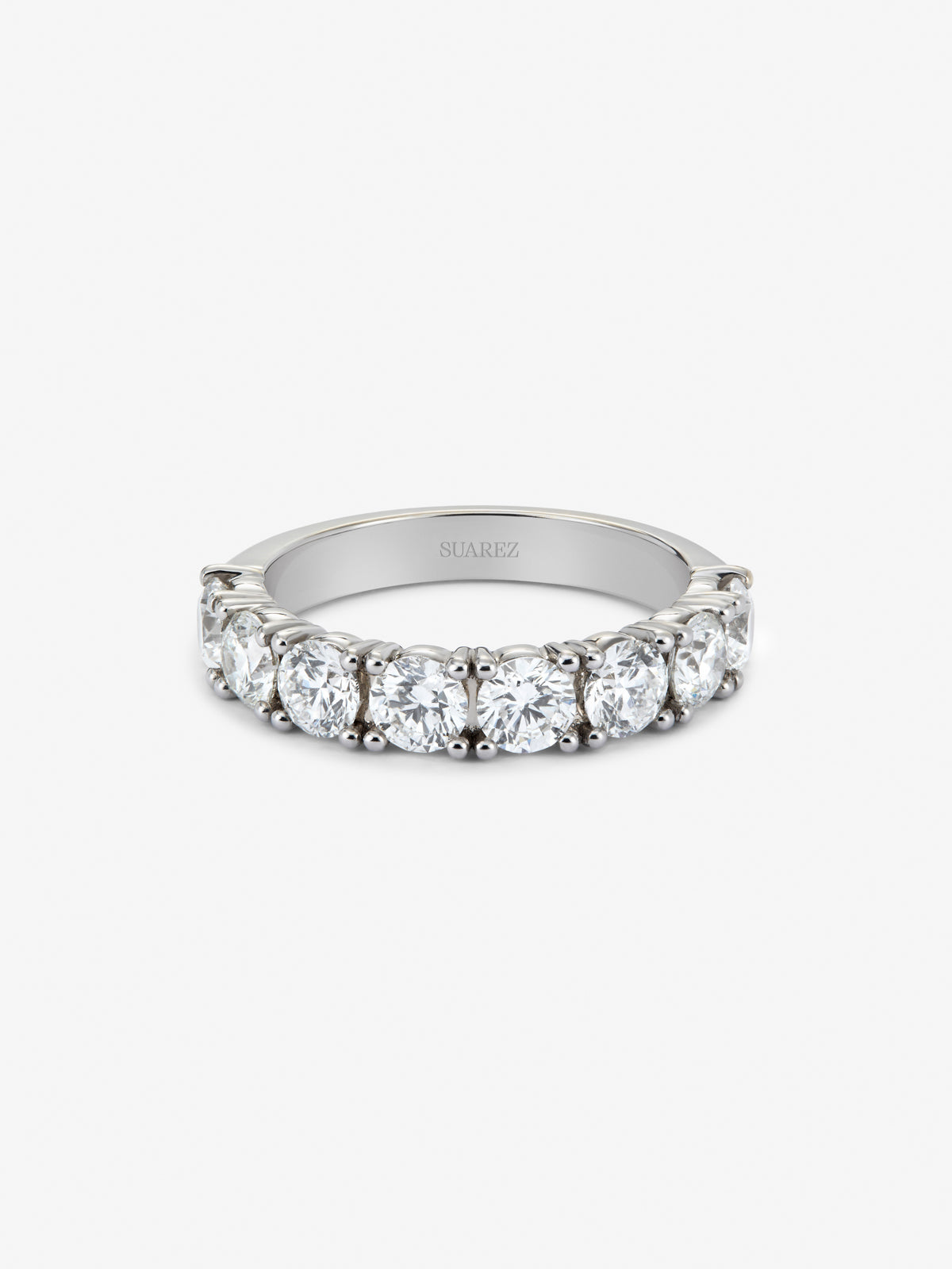 Media alianza de oro blanco de 18K con 8 diamantes en talla brillante con un total de 1,6 cts