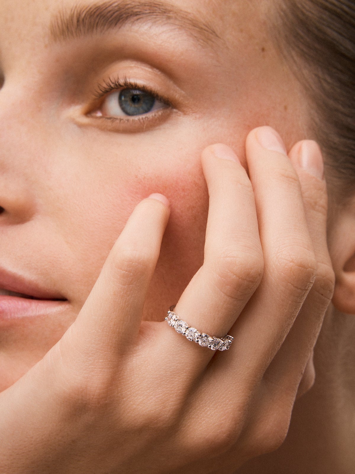 Media alianza de oro blanco de 18K con 8 diamantes en talla brillante con un total de 1,6 cts