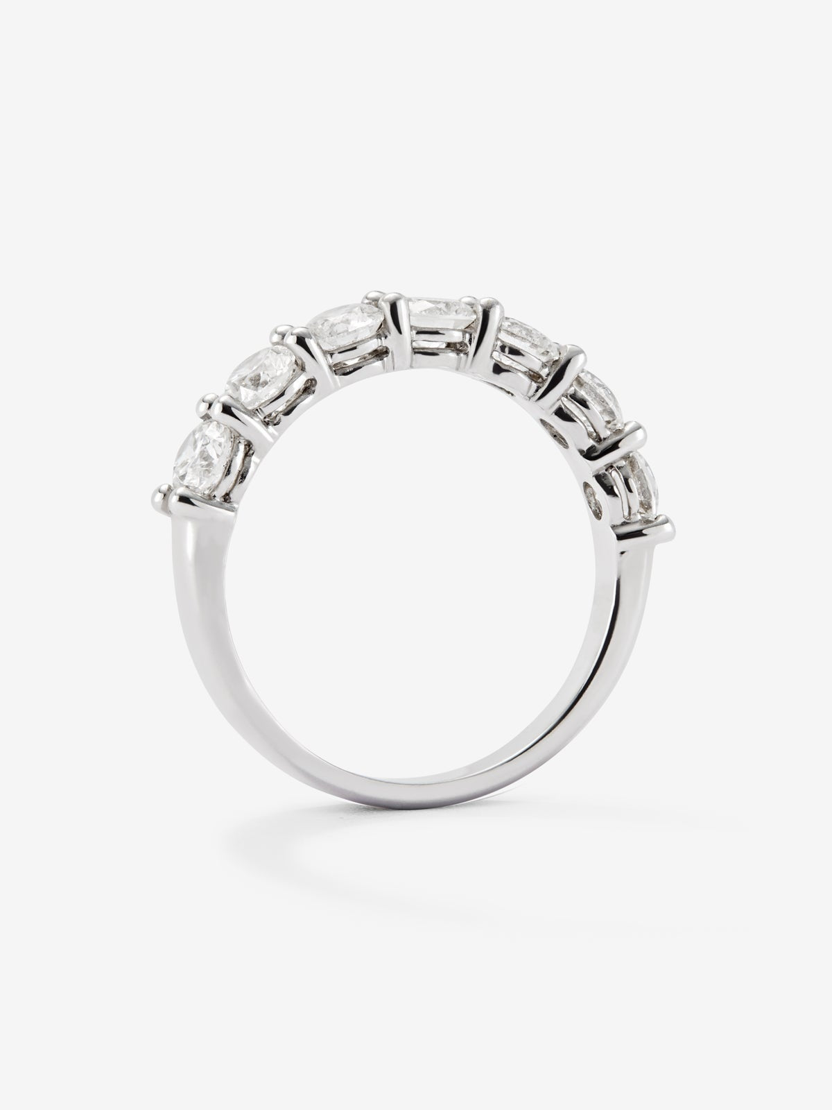 Media alianza de oro blanco de 18K con 8 diamantes en talla brillante con un total de 1,6 cts