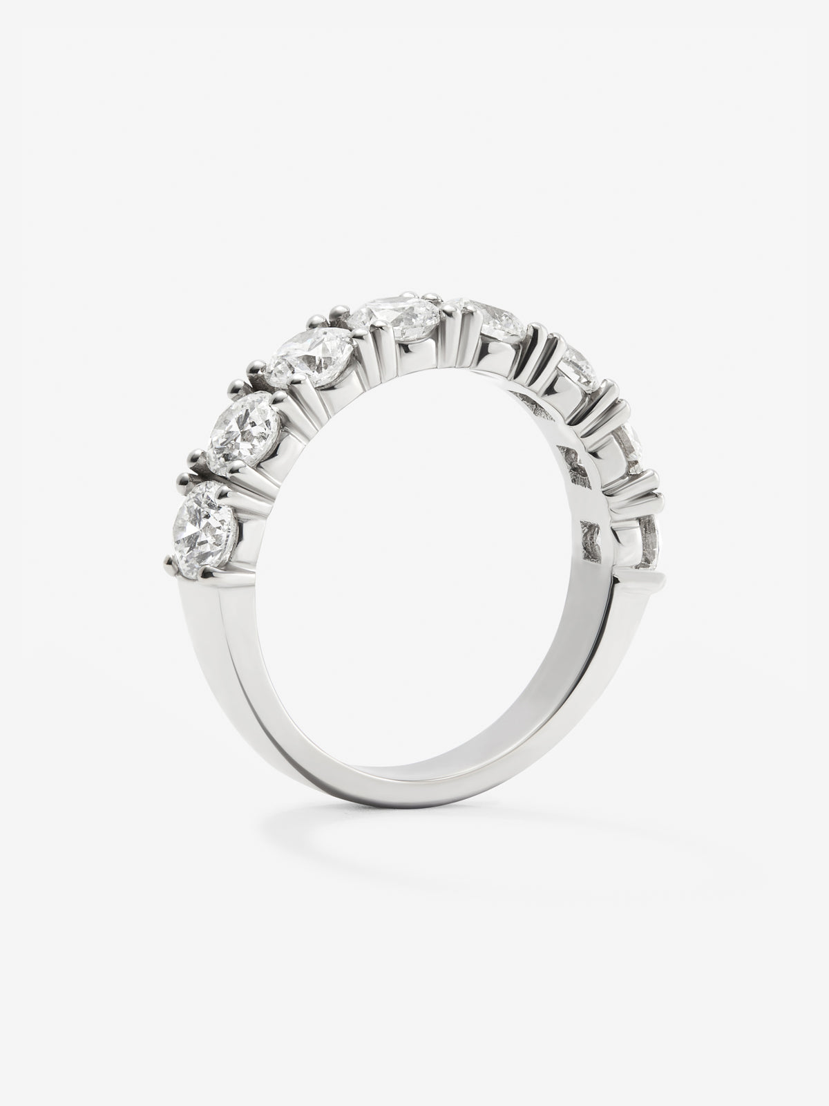 Media alianza de oro blanco de 18K con 8 diamantes en talla brillante con un total de 1,6 cts