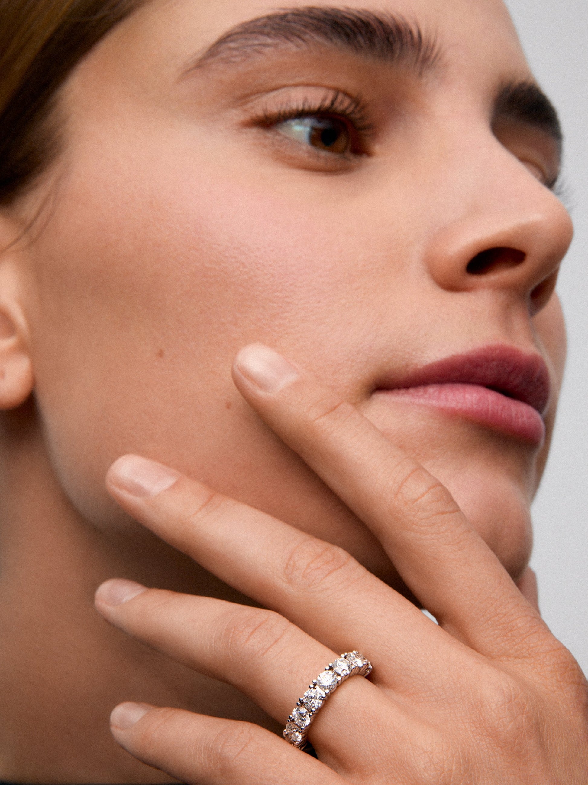 Media alianza de oro blanco de 18K con 8 diamantes en talla brillante con un total de 2,05 cts