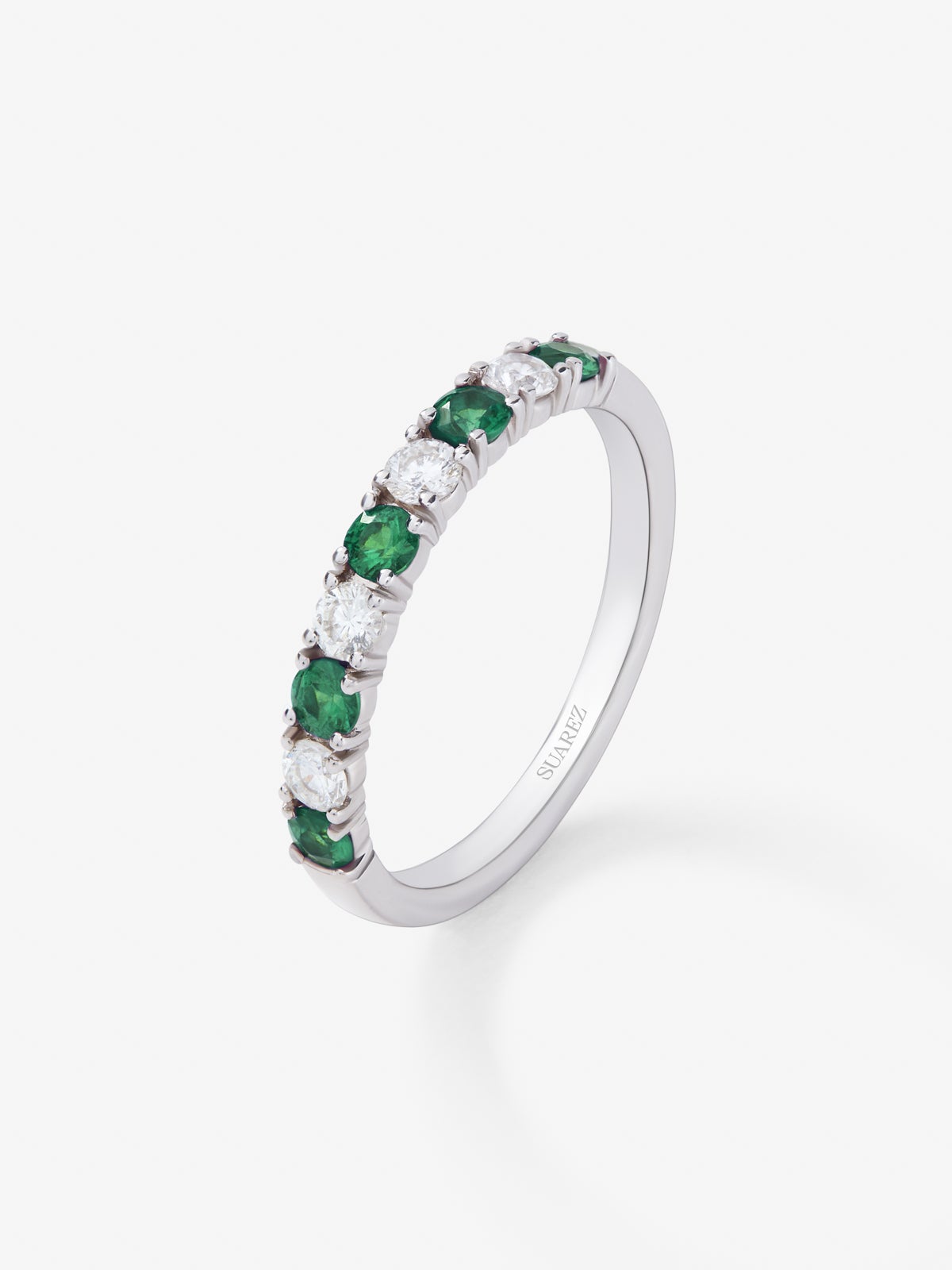 Media alianza de oro blanco de 18K con 5 esmeraldas en talla brillante con un total de 0,253 cts y 4 diamantes en talla brillante con un total de 0,23 cts