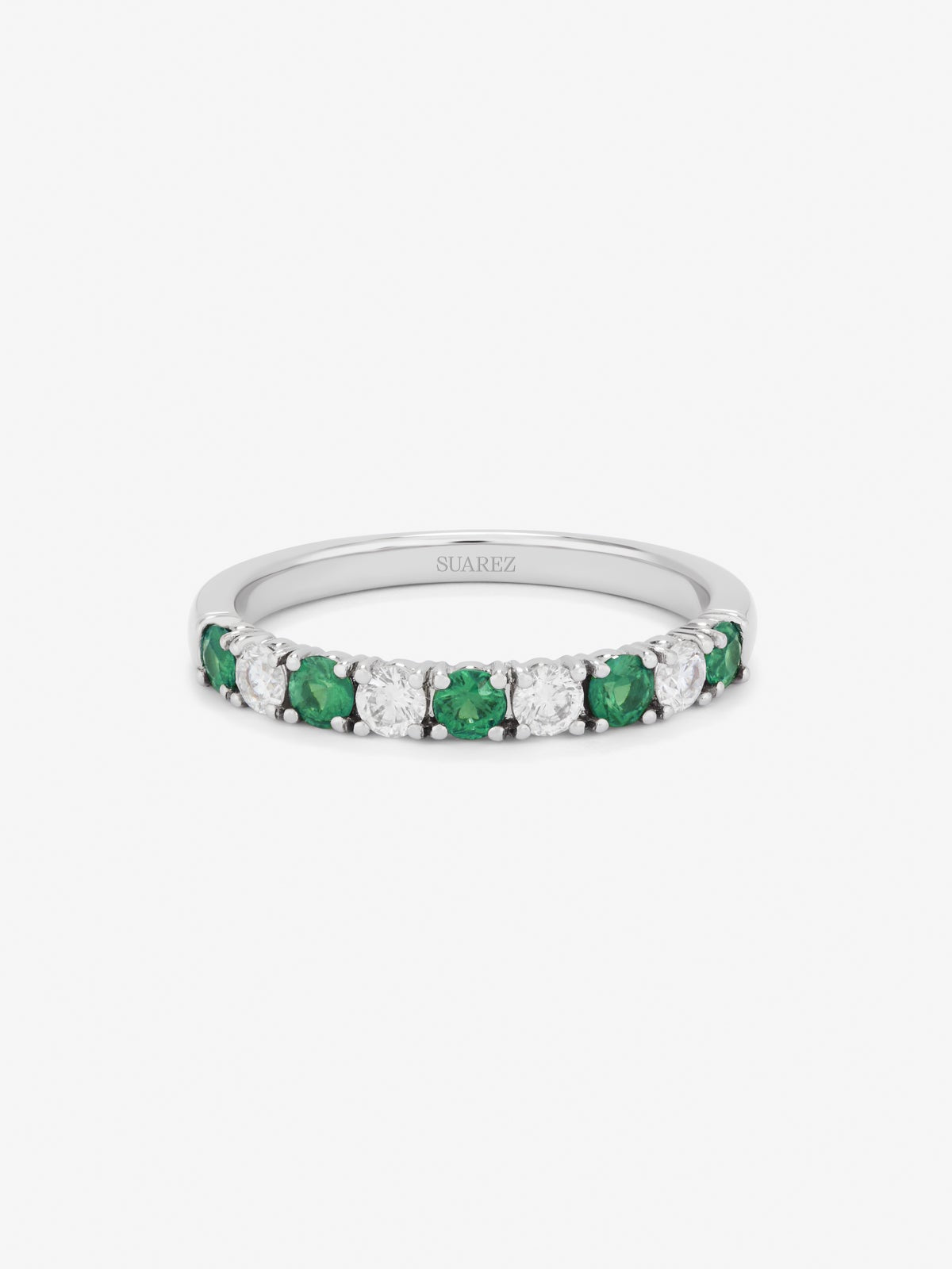 Media alianza de oro blanco de 18K con 5 esmeraldas en talla brillante con un total de 0,253 cts y 4 diamantes en talla brillante con un total de 0,23 cts