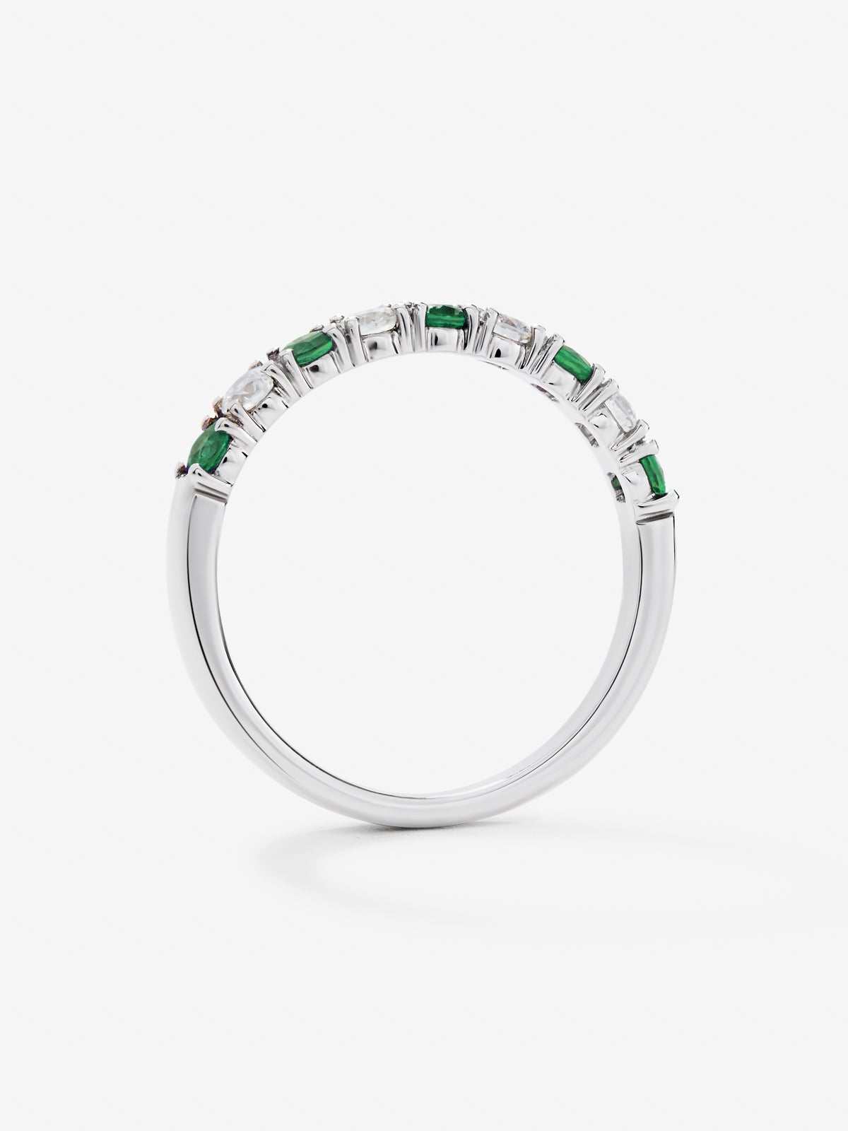 Media alianza de oro blanco de 18K con 5 esmeraldas en talla brillante con un total de 0,253 cts y 4 diamantes en talla brillante con un total de 0,23 cts